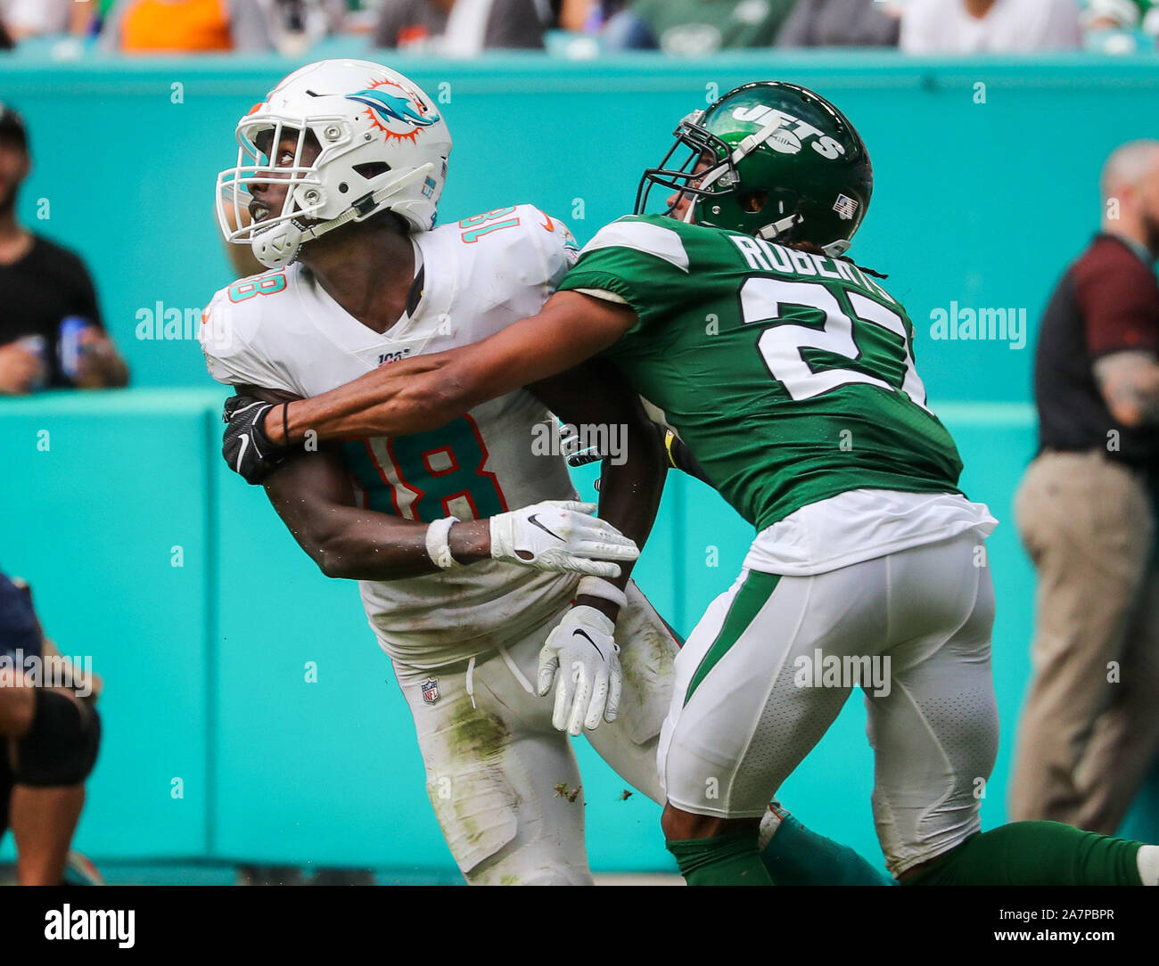 Miami Gardens, Florida, USA. 3. November, 2019. Miami Dolphins wide receiver Preston Williams (18) sieht für einen Pass von New York Jets gedrueckt cornerback Darryl Roberts (27) Während ein NFL Football Spiel im Hard Rock Stadion in Miami Gardens, Florida. Credit: Mario Houben/ZUMA Draht/Alamy leben Nachrichten Stockfoto