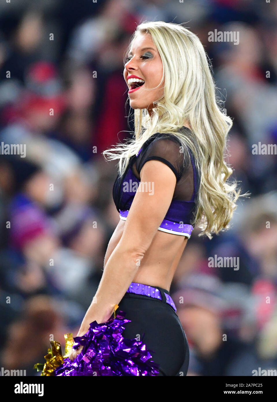 Baltimore, USA. 03 Nov, 2019. Ein Baltimore Ravens Cheerleader führt in der ersten Jahreshälfte ein NFL Spiel bei M&T Bank Stadium in Baltimore, Maryland, Sonntag, 3. November 2019. Foto von David Tulis/UPI Quelle: UPI/Alamy leben Nachrichten Stockfoto