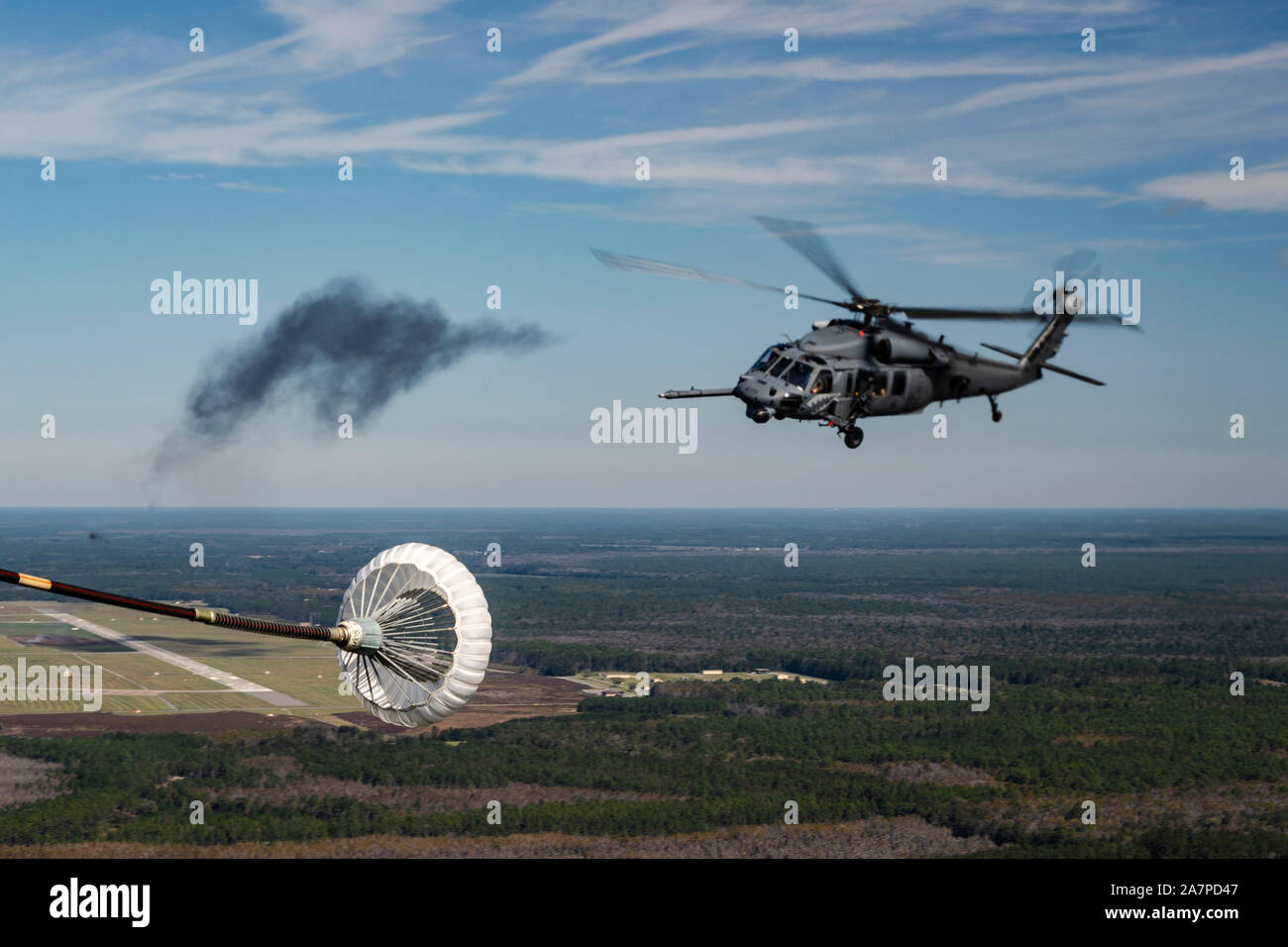 Ein HH-60G Pave Hawk nähert sich einem treibanker für simulierte Auftanken während der 2019 Donner über South Georgia Open House Suche und Rettung demonstration Nov. 2, 2019, bei Moody Air Force Base, Ga. Die Demonstration einer HC-130J Bekämpfung King II, zwei A-10 C Thunderbolt IIs, zwei HH-60G Falken ebnen und zwei F-15E Strike Eagles zur Schau stellen Personal Recovery inbegriffen. Donner über South Georgia wurde von der weltbekannten US Navy Blue Angels mit einer Überschrift versehen und empfohlene mehrere Demonstrationen einschließlich der F-22 Raptor Erbe Demo Team, Rauch N Thunder jet Lkw, und die Flügel des Blauen Fallschirm Stockfoto