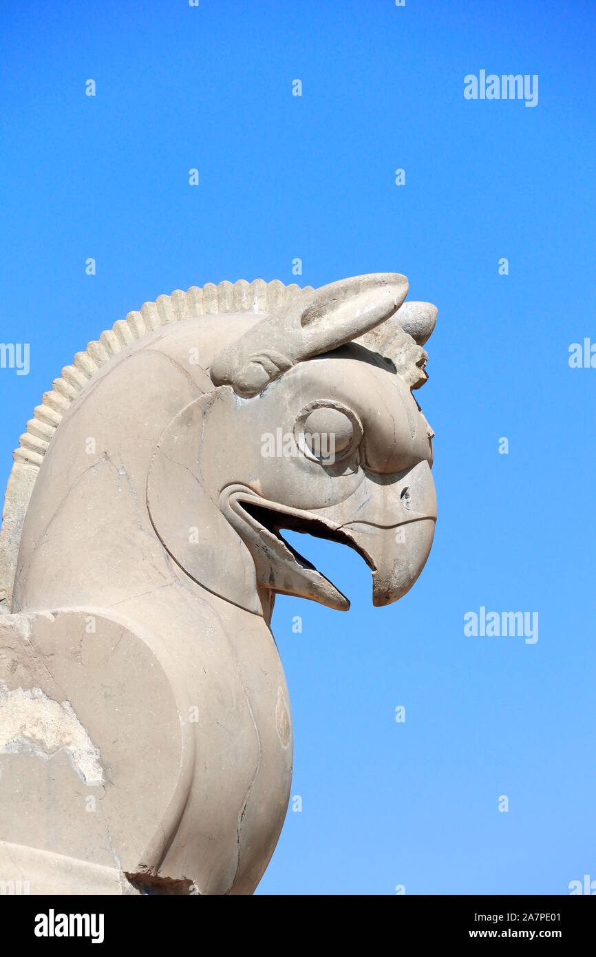 Fragment der Stein Spalte Skulptur eines zweiköpfigen Griffin in der antiken Stadt Persepolis, Iran. UNESCO-Weltkulturerbe. Auf blauen Himmel Hintergrund Stockfoto