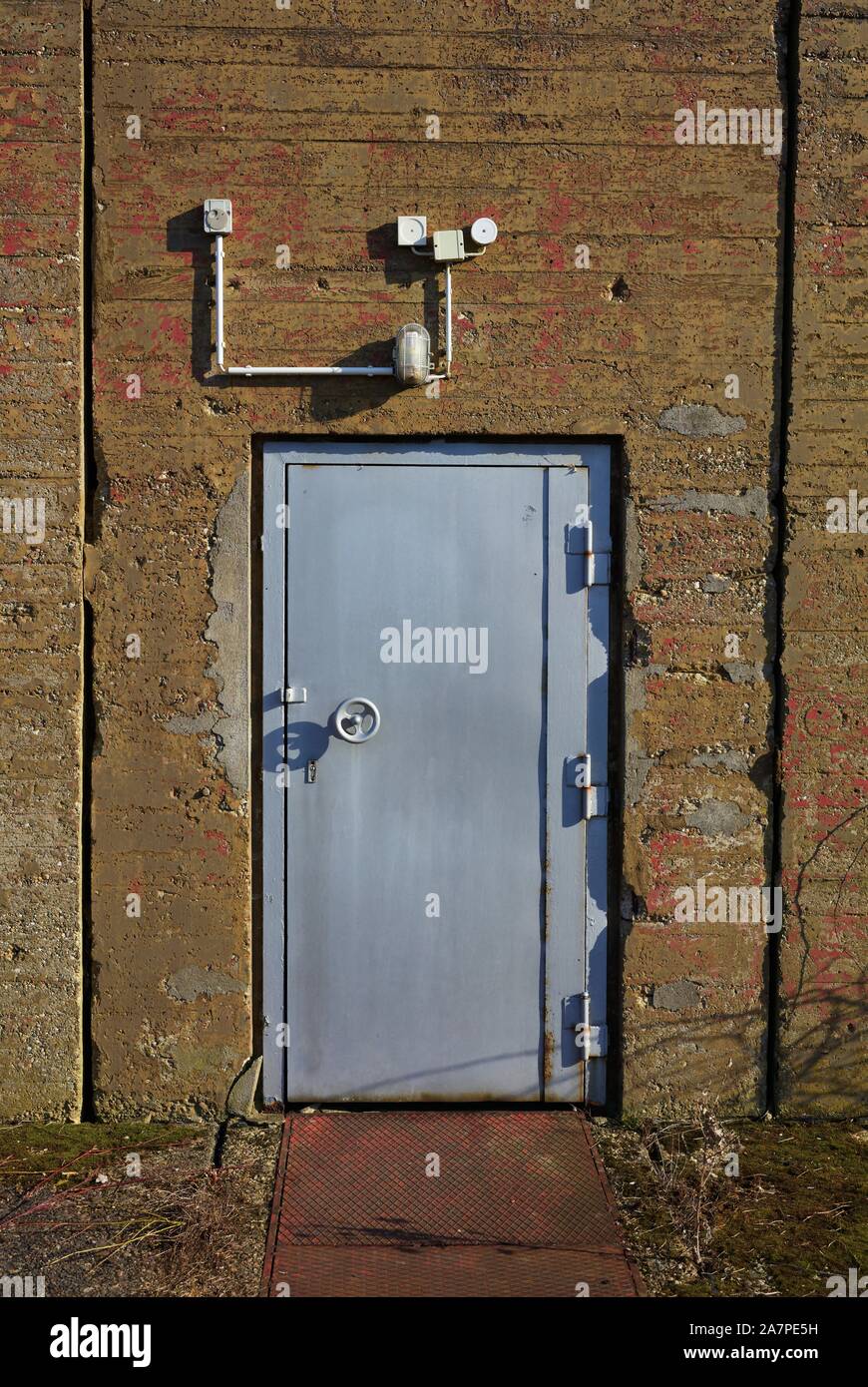 Silber Tür in Betonwand Stockfoto