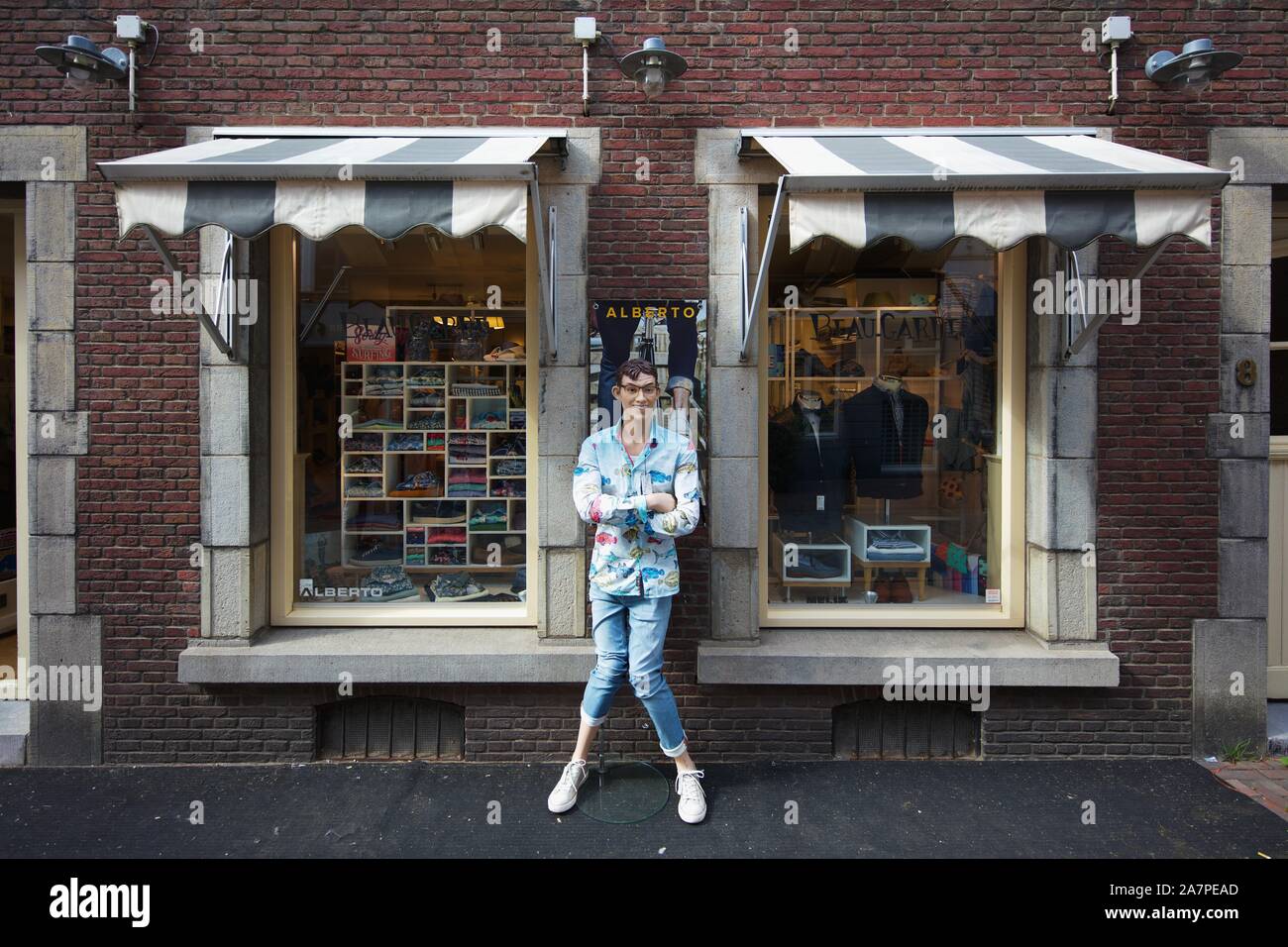 Showroom dummy vor Alberto shop, Roermond, Niederlande Stockfoto