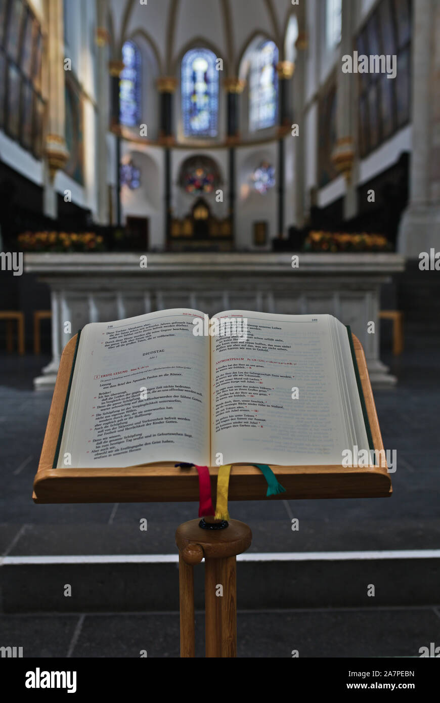Buch Seite des Tages vor dem Altar in der Kirche Stockfoto