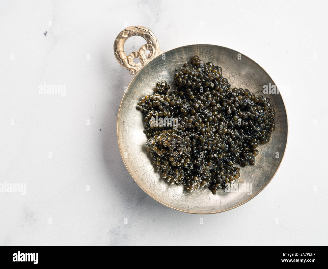 Schwarze Kaviar Top View oder flach. Schüssel mit schwarzen Kaviar auf weißem Hintergrund. Kopieren Sie Platz für Text. Stockfoto