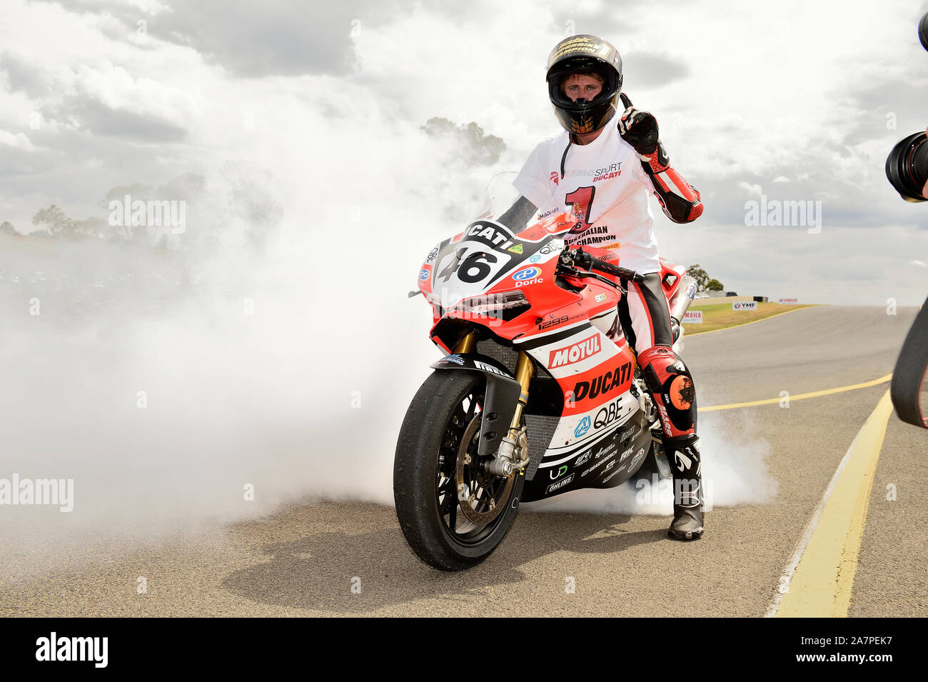 Ducati Mike Jones feiert den Titel gewinnen in die Australische Superbike Meisterschaft an Sydney Motorsport Park mit einem Ausbrennen. Sydney, Australien Stockfoto