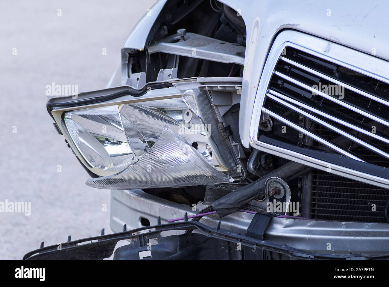 Das vordere Ende des Fahrzeugs nach einem Autounfall Stockfoto
