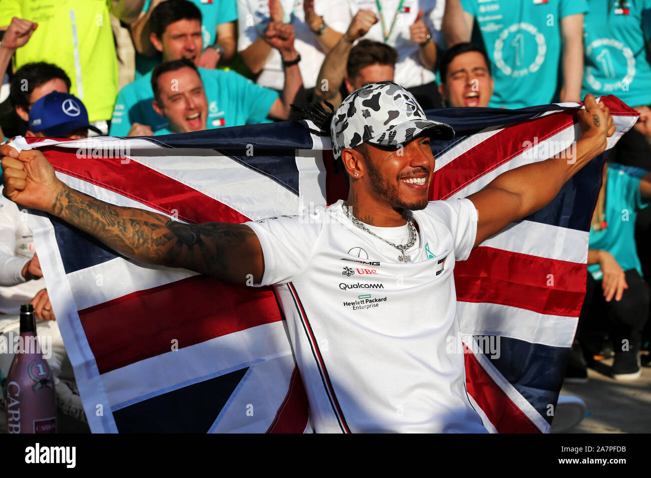 Mercedes Pilot Lewis Hamilton feiert seinen sechsten Wm gewinnen nach den USA Grand Prix auf dem Circuit des Amerikas, Austin, Texas, USA. Stockfoto