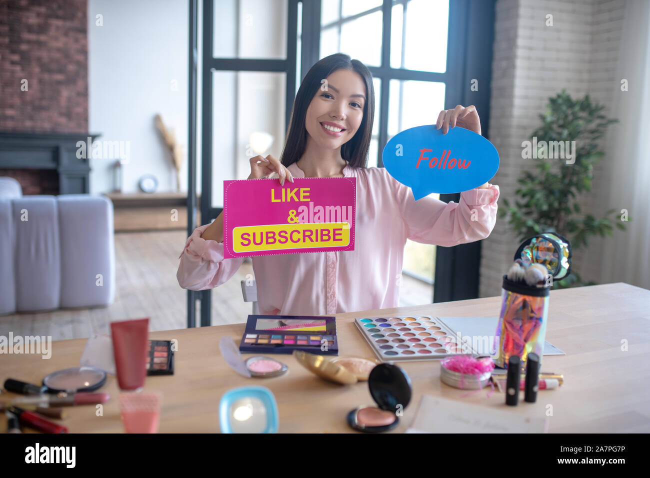 Übertragen von Blogger, Kosmetik für Ihre Anhänger überprüfen Stockfoto