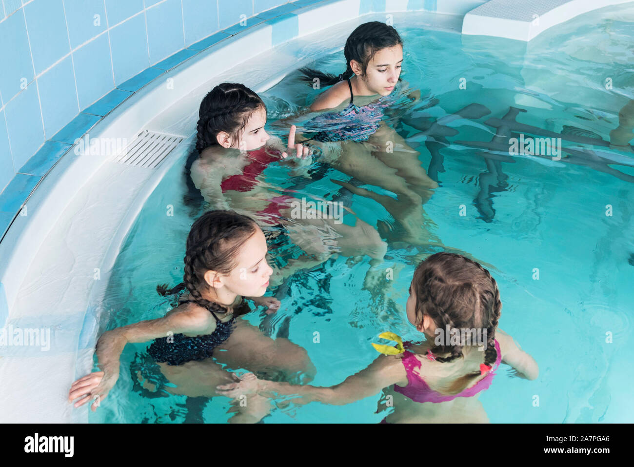 Mädchen im Pool schwimmen. Glückliche Mädchen spielen im Pool. Schöne  Mädchen schwimmen und Spaß im Wasser. aktiven Urlaub Stockfotografie - Alamy