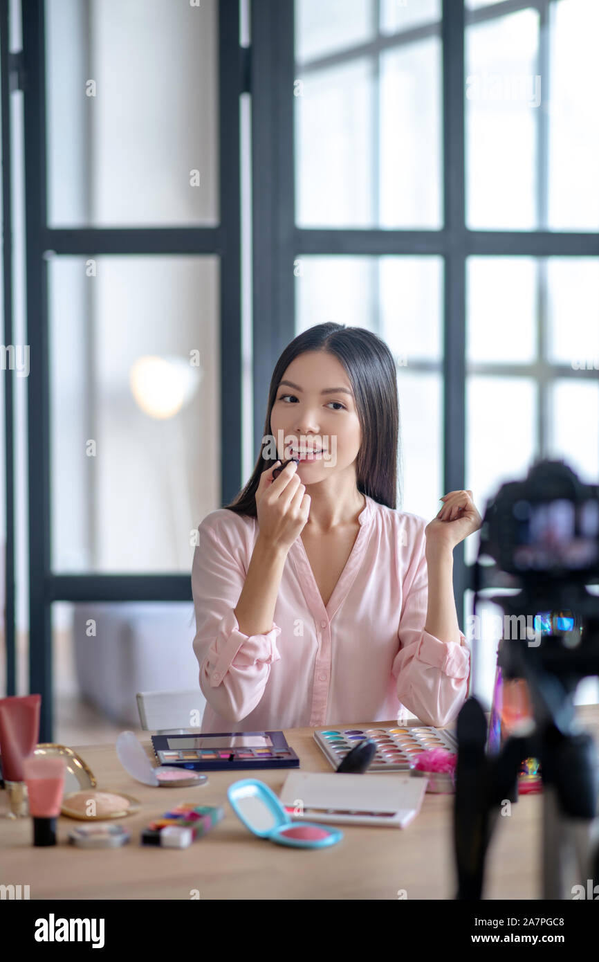 Schönheit blogger Dreharbeiten Video über alltägliche Make-up Stockfoto