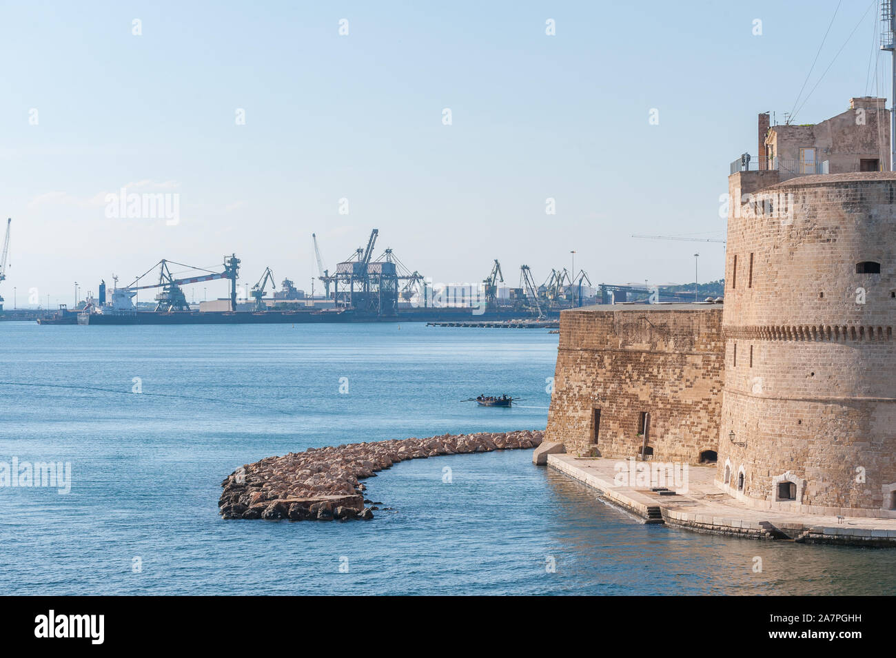 Kastell und Hafenkräne, Taranto Stockfoto