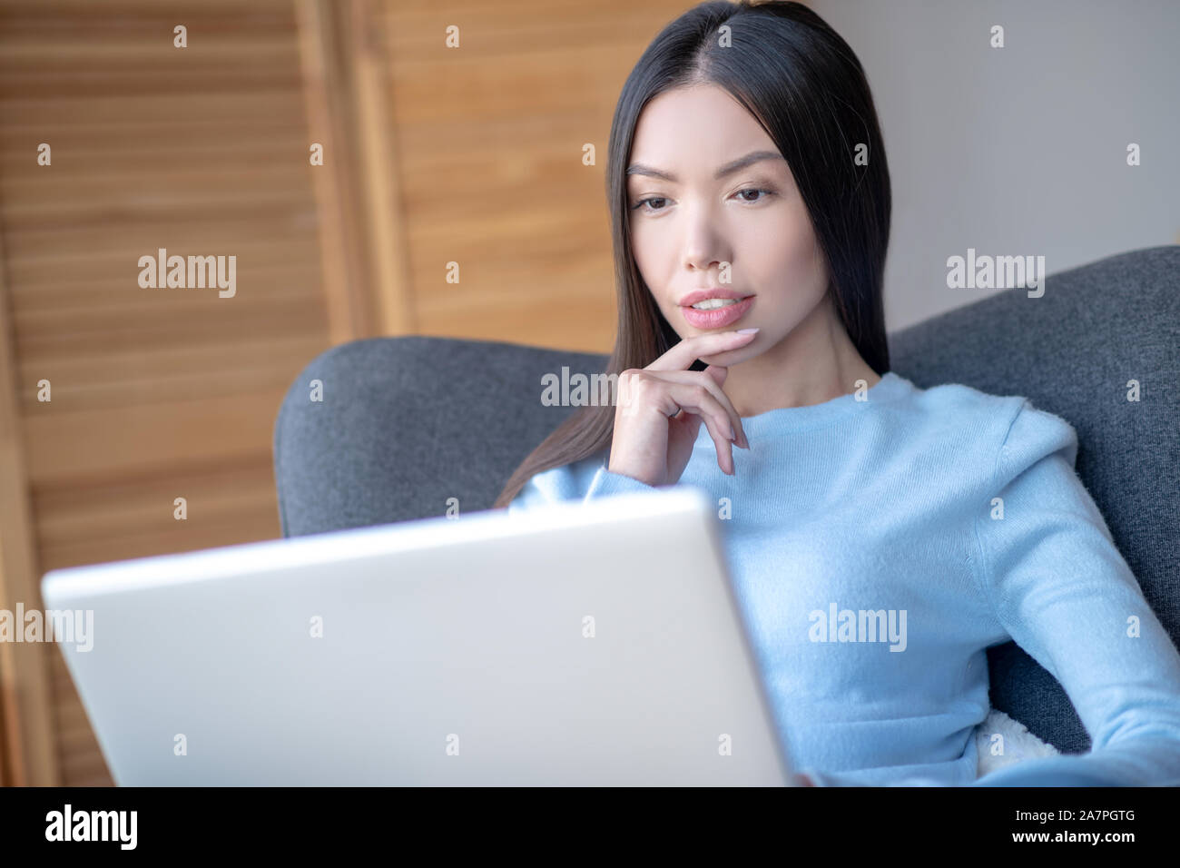 Freelancer Gefühl nachdenklich, während sie komplizierte Aufgabe Stockfoto