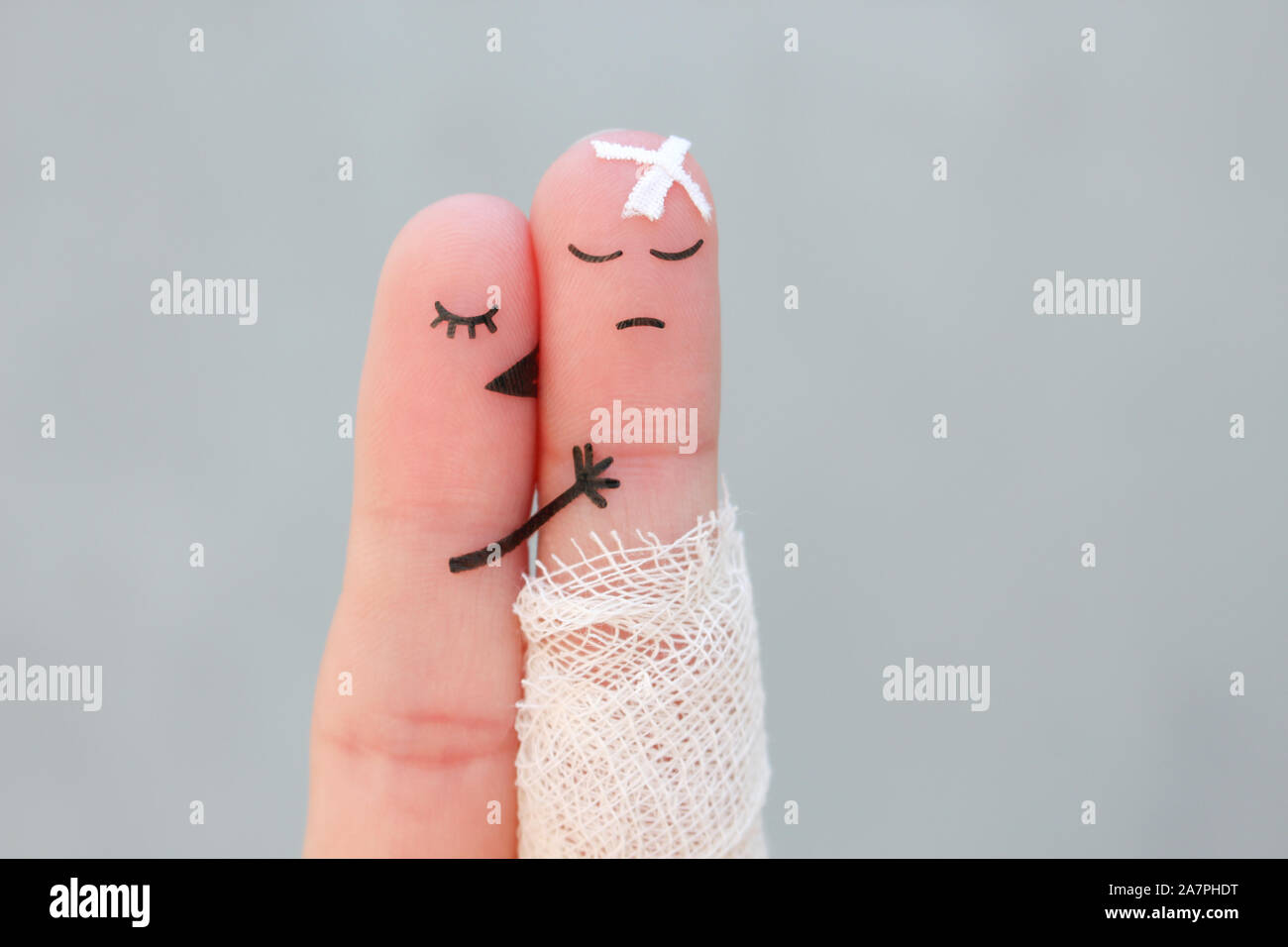 Finger Kunst der unzufrieden Paar. Der Mensch ist krank, Frau glaubt es tut uns Leid für ihn. Sie Küsse und Umarmungen seiner. Stockfoto