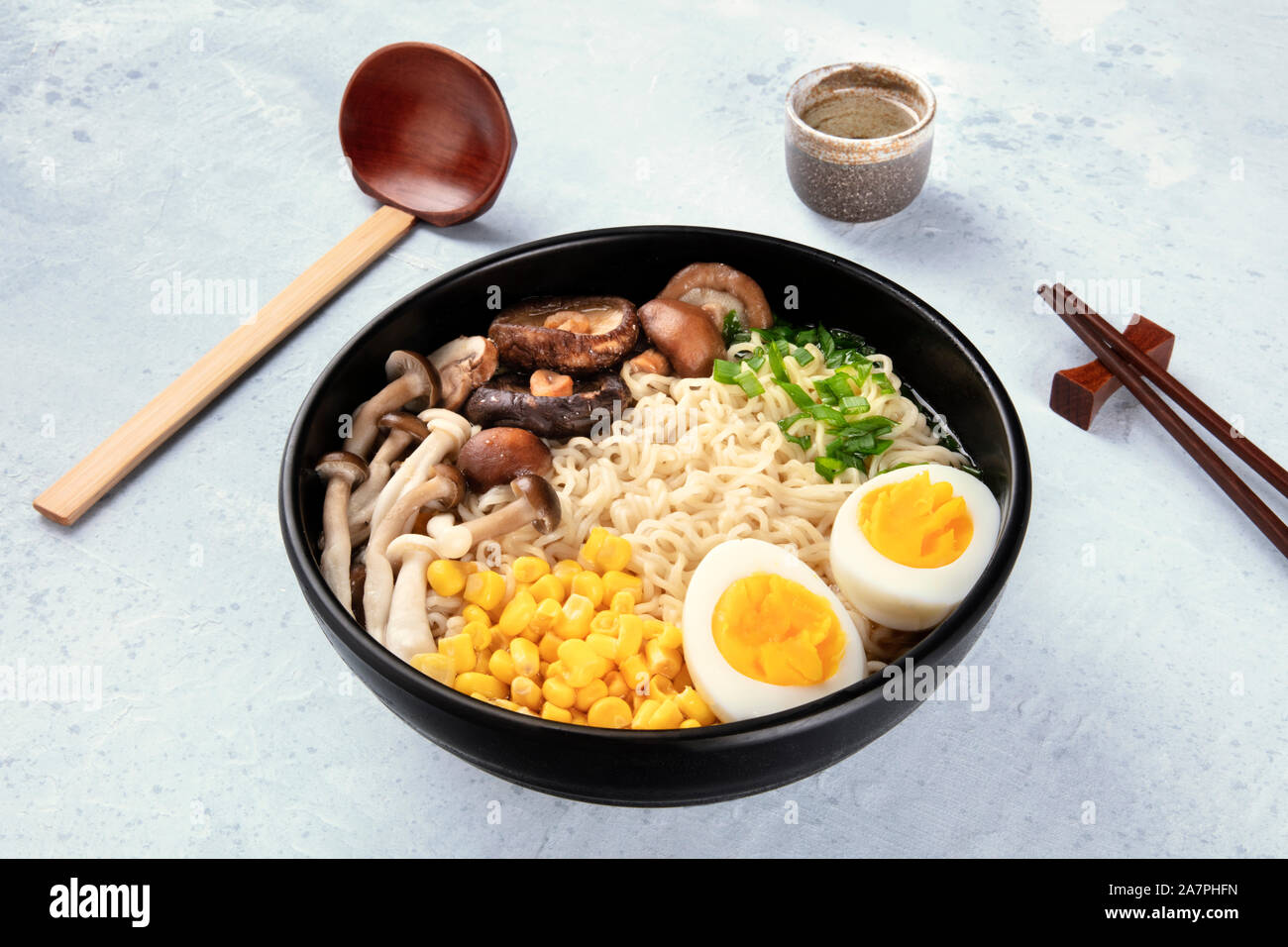 Ramen. Soba Nudeln mit gekochten Eiern, Champignons, und Gemüse, mit Willen, traditionellen hölzernen Löffel und Essstäbchen Stockfoto