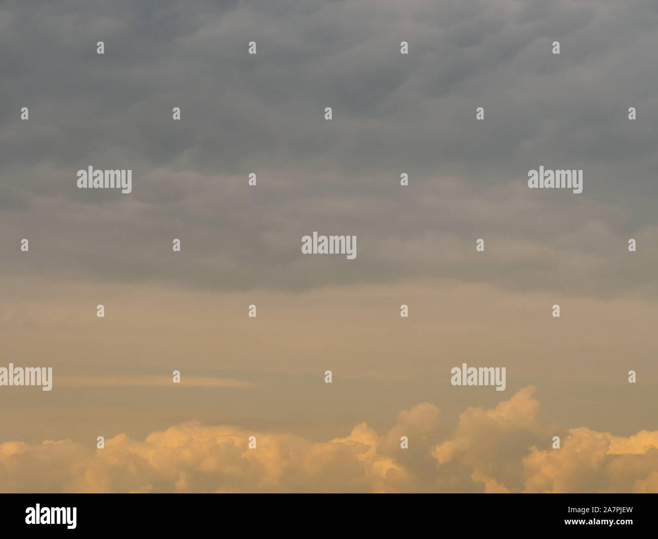 Graue Regenwolken. Wetter Konzept Stockfoto