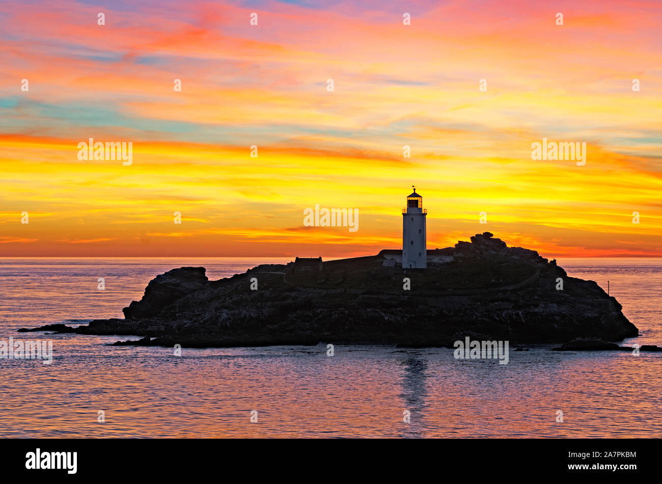 Sonnenuntergang auf Godrevy Leuchtturm, St. Ives Bay, Cornwall, England. Stockfoto