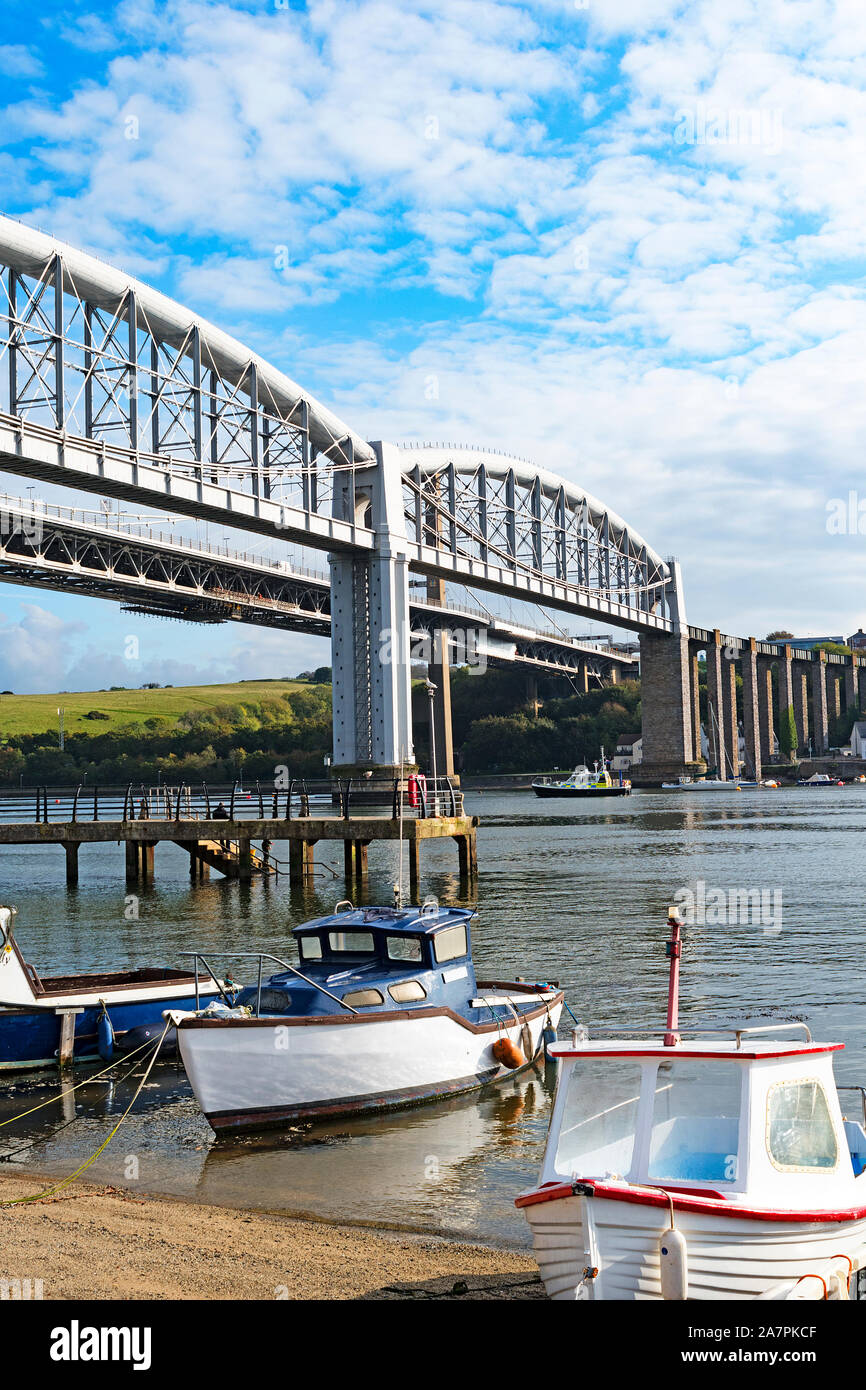 Fischerboote am Fluss Tamar in saltash Cornwall, der berühmten Royal Albert Bridge von Isambard Kingdom Brunel im Hintergrund konzipiert Stockfoto