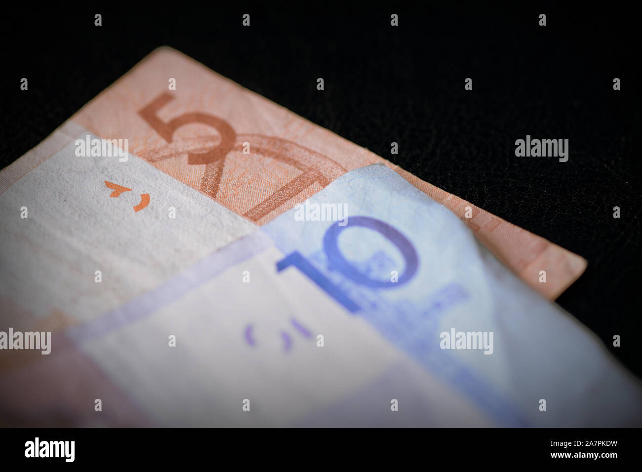 Zwei veraltete Weißrussische Banknoten der fünf und zehn Rubel auf dunklem Hintergrund. Retro Stil Stockfoto