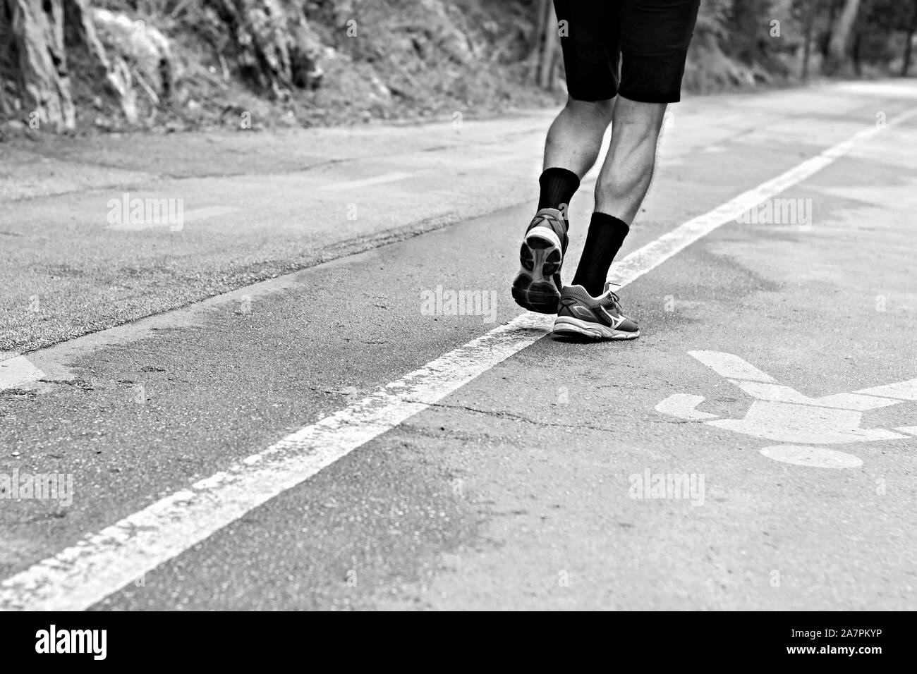 Nahaufnahme von Runner Beine/Runner/Athleten laufen auf Asphalt/konzeptionellen Bild von Sport Fitness Ausdauer Stockfoto