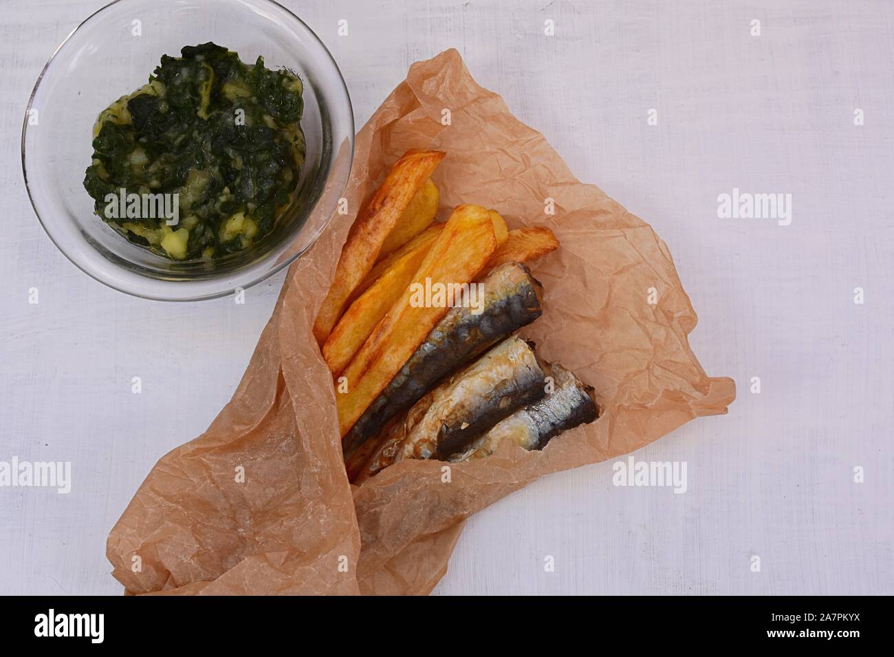 Fisch und Chips in einem Papier wrapper/Lecker Essen zum Mitnehmen/Klassische britische Fish und Chips/Fast Food Stockfoto