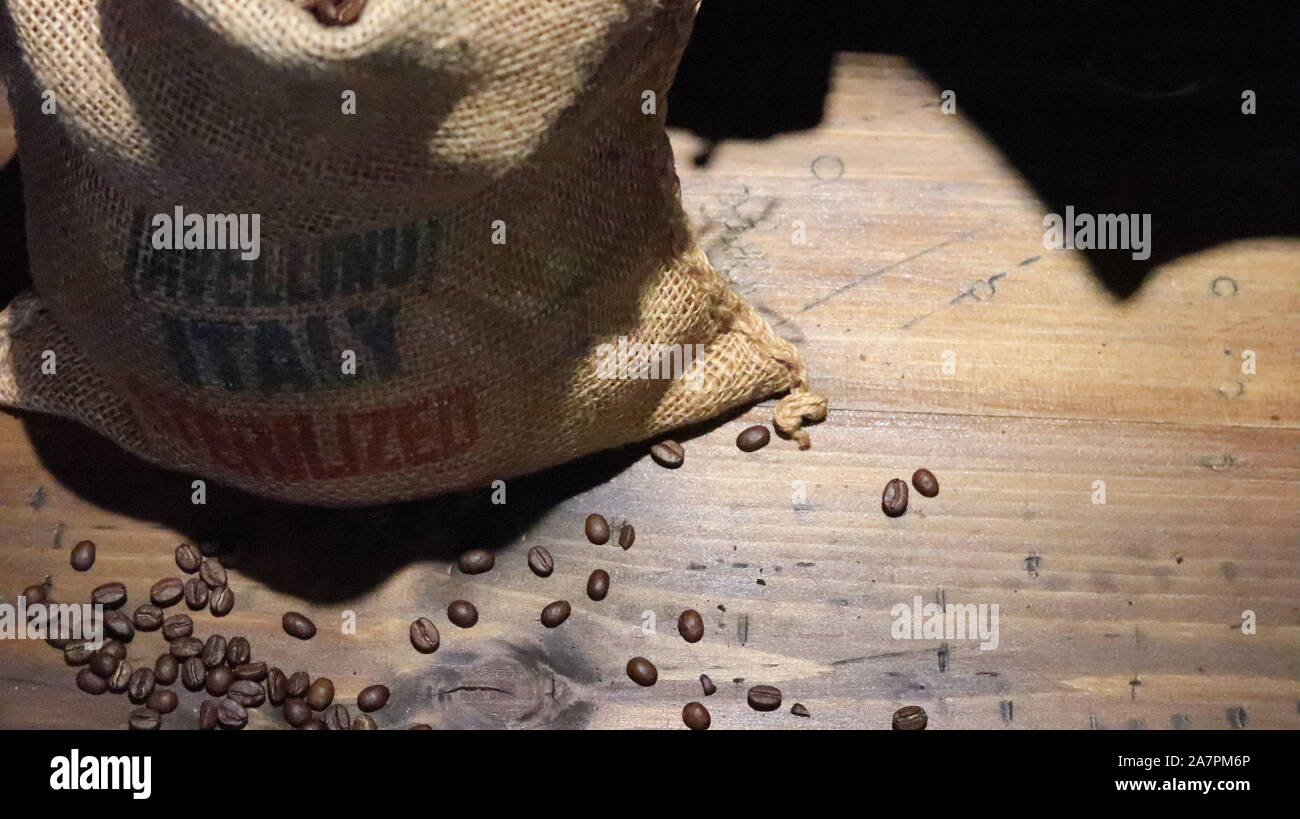 Kaffee aus frisch gemahlenen Bohnen in einen Sack Sack Stockfoto