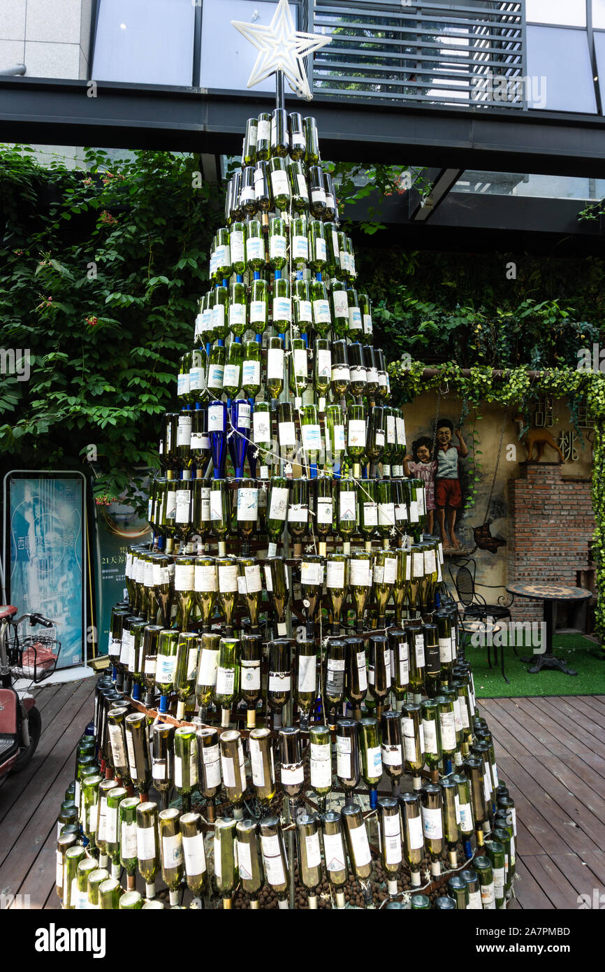 Weihnachtsbaum aus leeren Weinflaschen Stockfotografie - Alamy