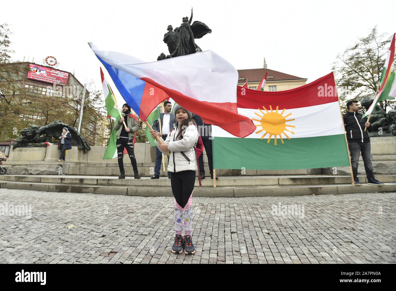 Prag, Tschechische Republik. 02 Nov, 2019. Rund 200 Personen nahmen an einem anderen Protestveranstaltung gegen die türkische Offensive im Nordosten Syriens im Zentrum von Prag, Tschechische Republik, am 2. November 2019. Die Demonstration wurde vom Ausschuss für Verteidigung der Revolution in Rojava organisiert, fordert die Aussetzung der NATO-Mitgliedschaft der Türkei und die Schaffung einer Flugverbotszone über Nordsyrien. Quelle: Michaela Říhová/CTK Photo/Alamy leben Nachrichten Stockfoto