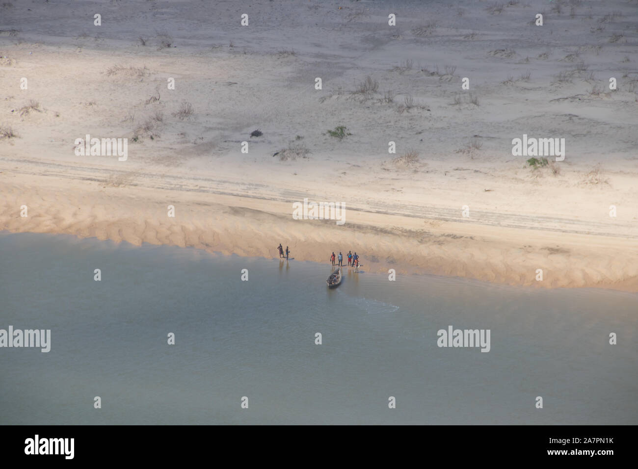 Mosambik Strand, Fischen mit Netz Stockfoto