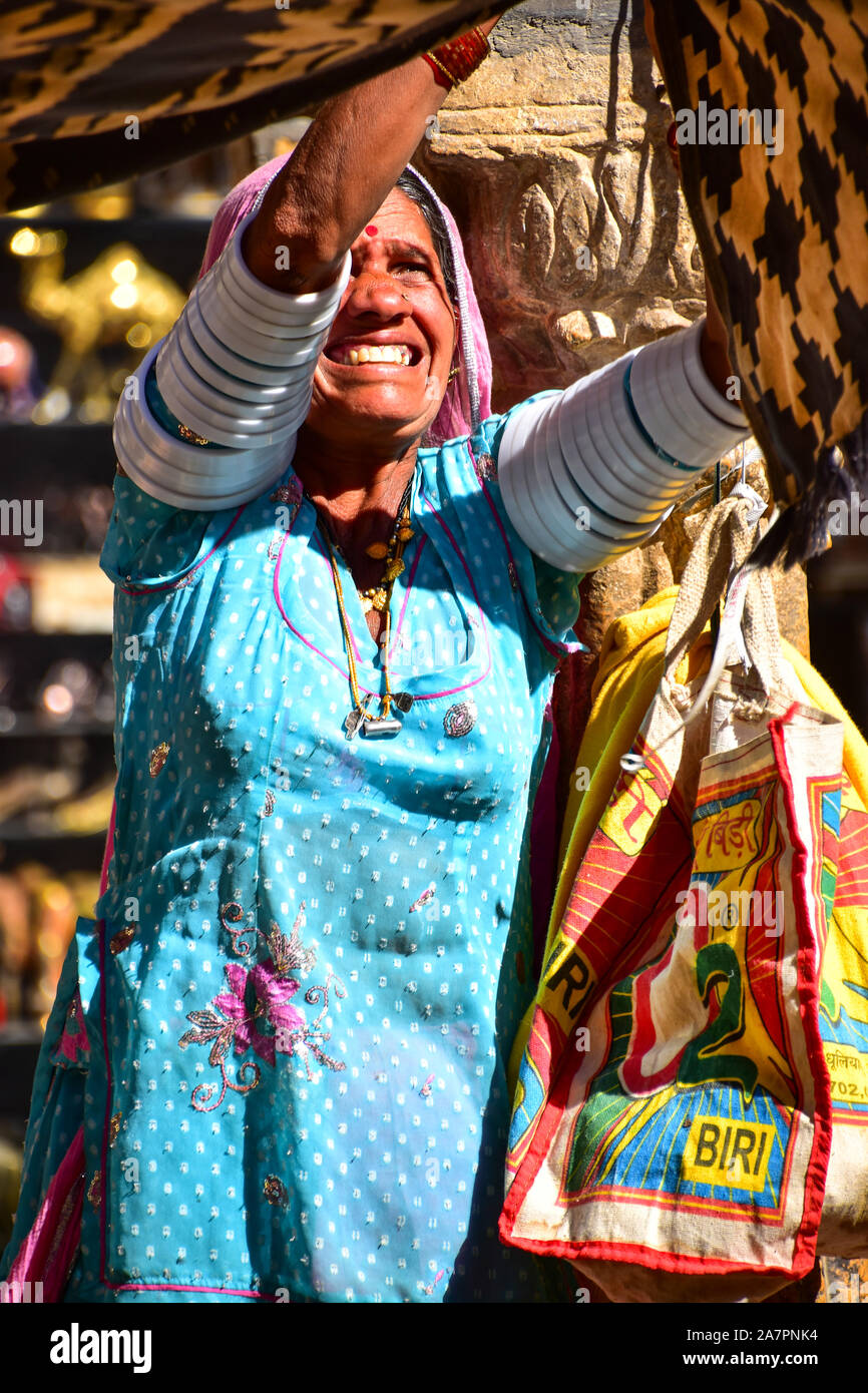 Indische Frau, Marktstand, Jaisalmer, Rajasthan, Indien Stockfoto