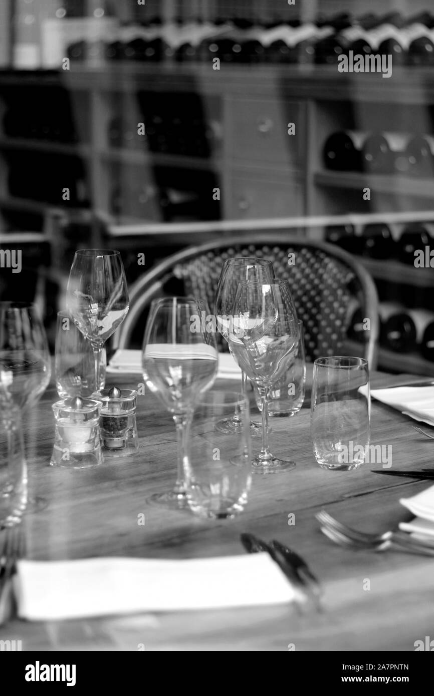 Paris, Frankreich. Tischeinstellung in einem Pariser Restaurant. Französisches Café Interior mit Wickerstühlen. Stockfoto