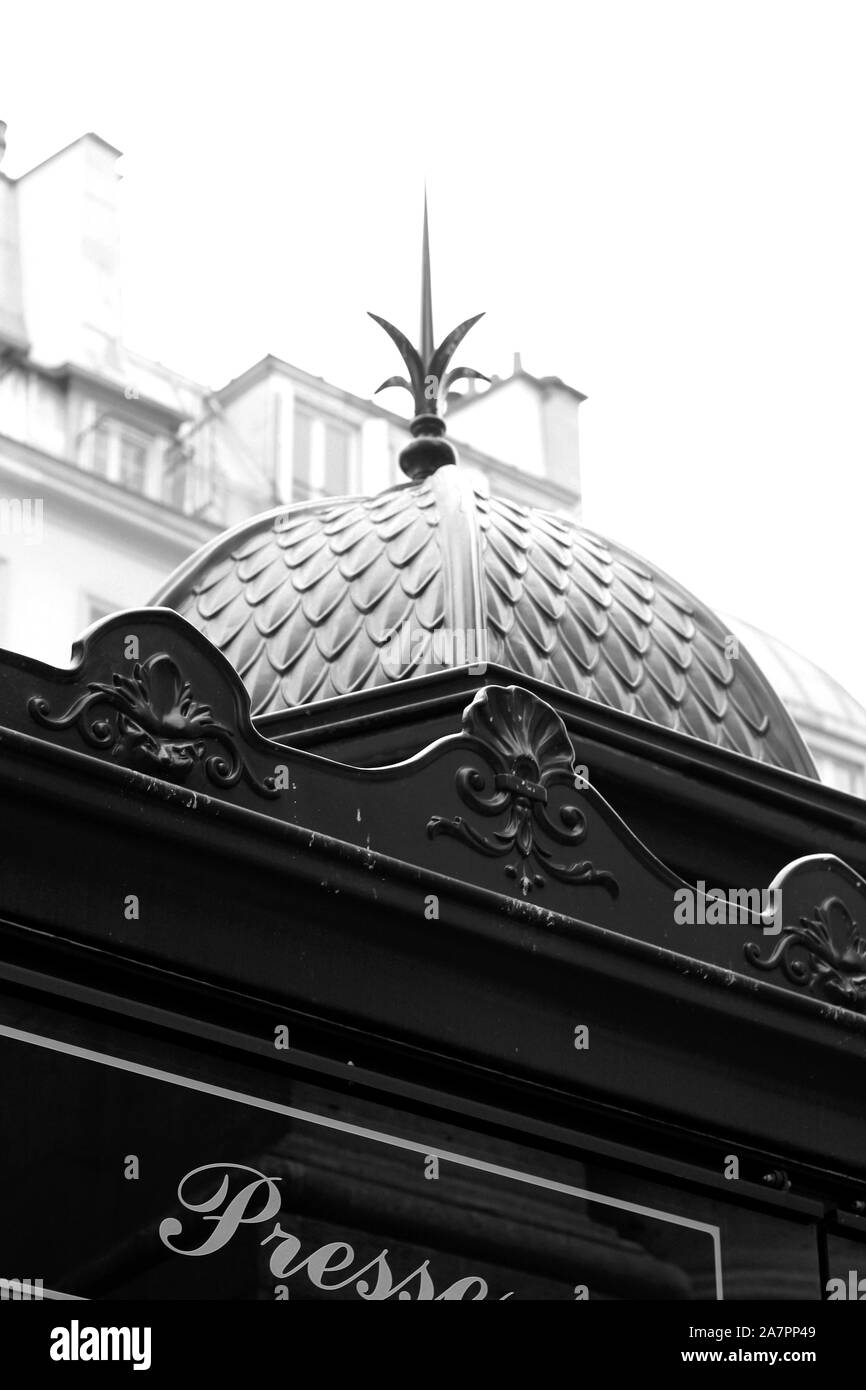 Paris, Frankreich. Pariser Zeitungskiosk In Der Nähe. Ein Kiosk an der Straße von Paris. Neue Nachrichten. Stockfoto