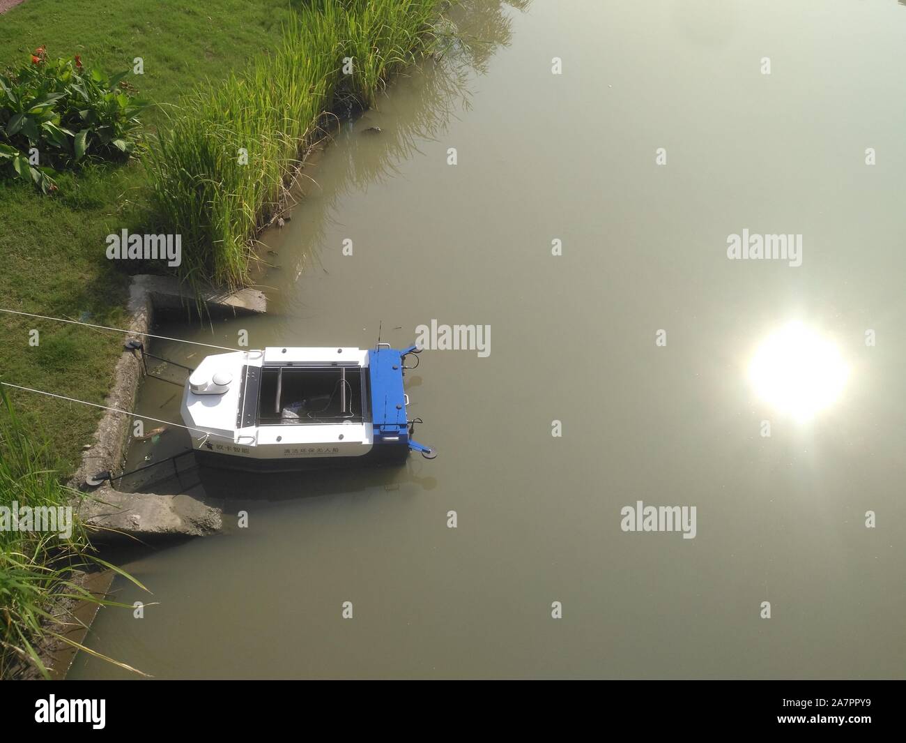 Ein ferngesteuertes unbemanntes Schiff in der Lage, Müll aus Wasser zu sammeln in Shanghai, China, 17. August 2019 angedockt ist. Eine ferngesteuerte unbemannte Ve Stockfoto