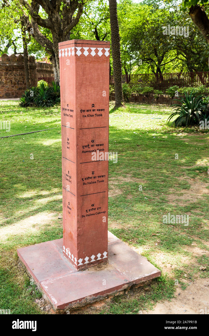 Zweisprachige Richtung Stein der World Heritage Monument Humayun's Grabmal, Delhi, Indien. Asien. Stockfoto