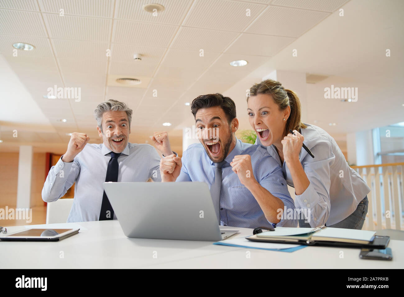 Dynamic startup Team feiert erfolgreiche geschäftliche Ergebnisse Stockfoto