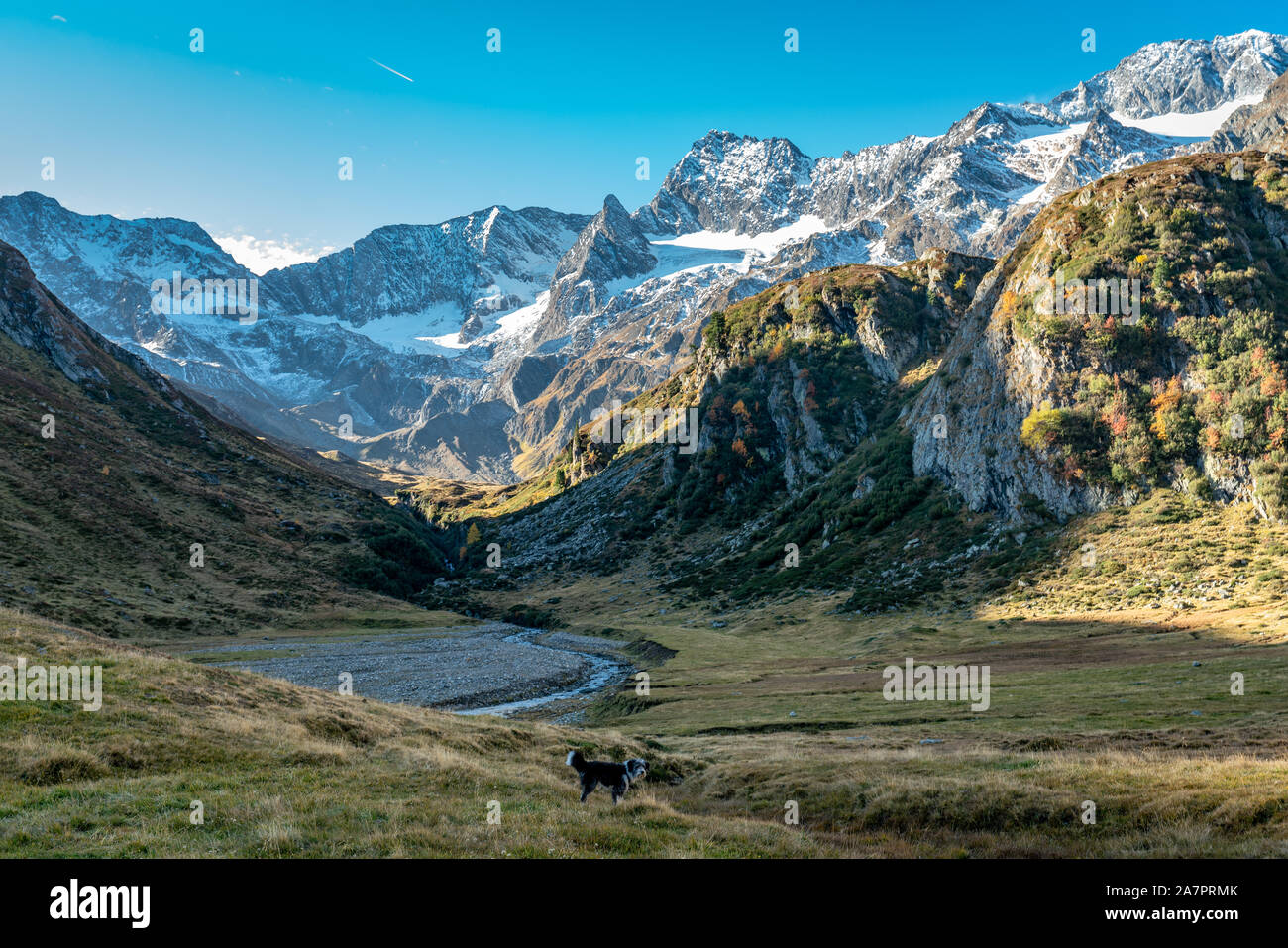 Wanderweg am Timmelsjoch und Naturpark Texelgruppe, die zu den Seebersee See mit den Bergen im Hintergrund in einem hellen Herbst da Stockfoto