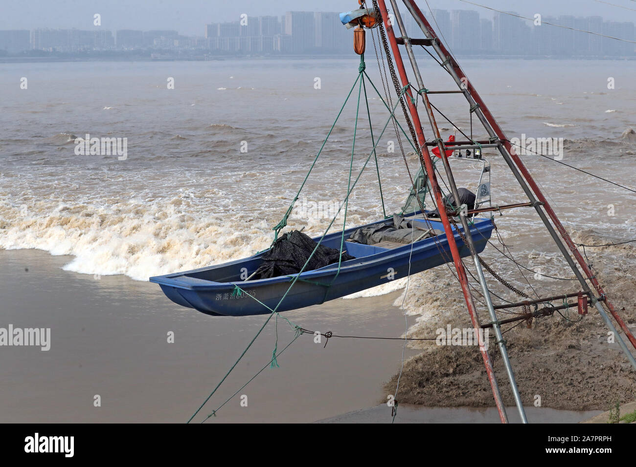 Besucher und Anwohner beobachten die Tidal Bore der Fluss Qiantang in Hangzhou City, East China Zhejiang provinz, 18. August 2019. Tides In t Stockfoto