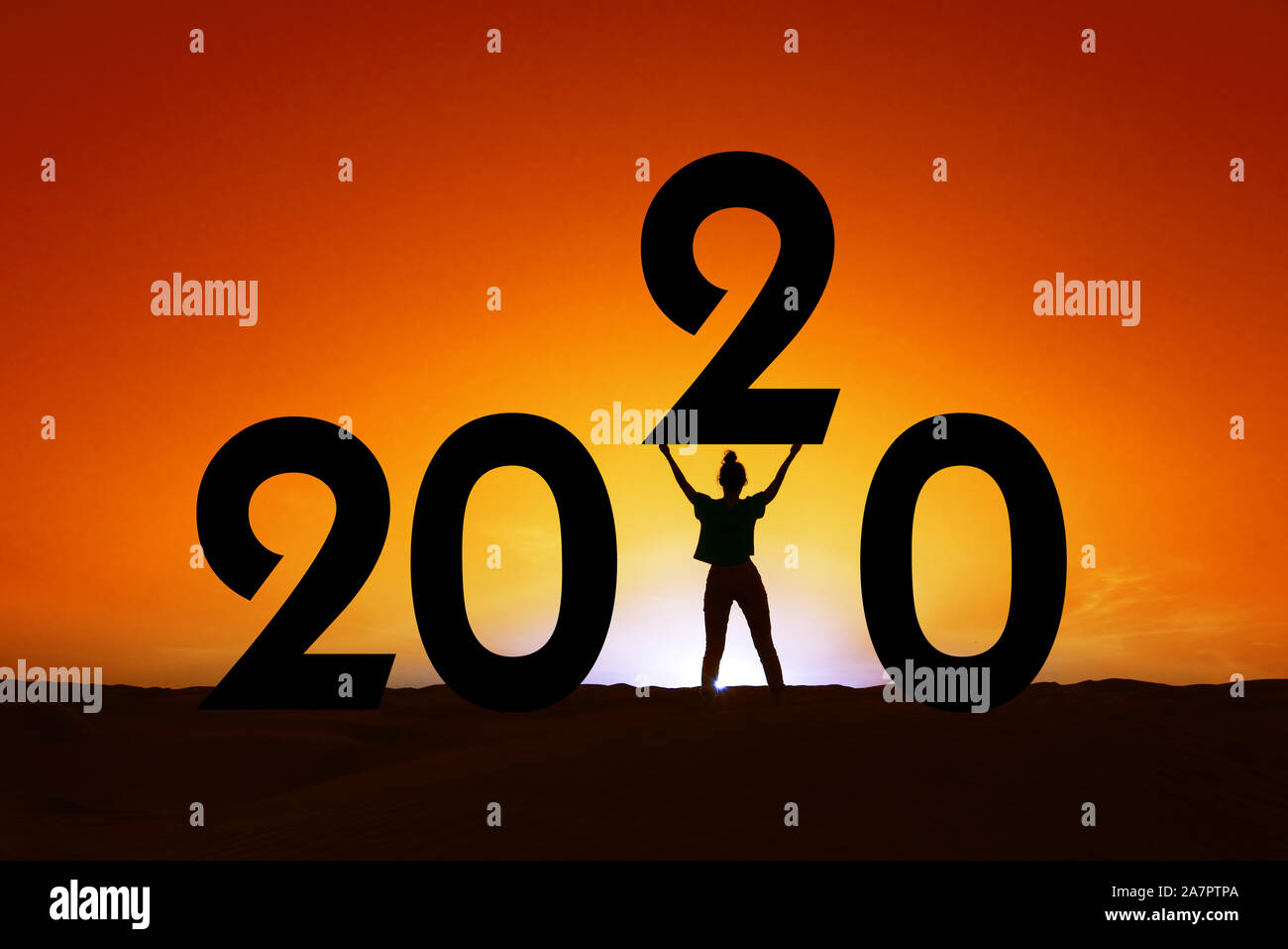 2020, Silhouette einer Frau, die in den Sonnenuntergang, Förderung von Frauen, feministische Neujahr Grußkarte Stockfoto