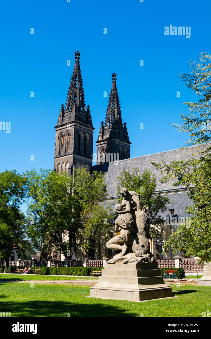 Vysehradske Sady, mit Skulptur, Ctirad ein sarka, und die Kirche von Petrus und Paulus, Vysehrad, Prag, Tschechische Republik Stockfoto