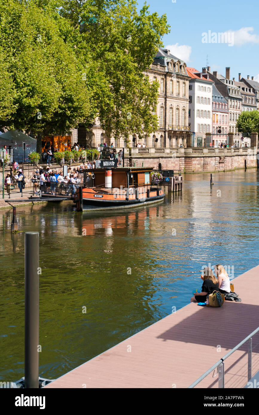 Straßburg, Paris/Frankreich - 10. August 2019: Touristen warten ein Boot für eine Sightseeing Bootsfahrt auf den Kanälen von historischen Straßburg board Stockfoto