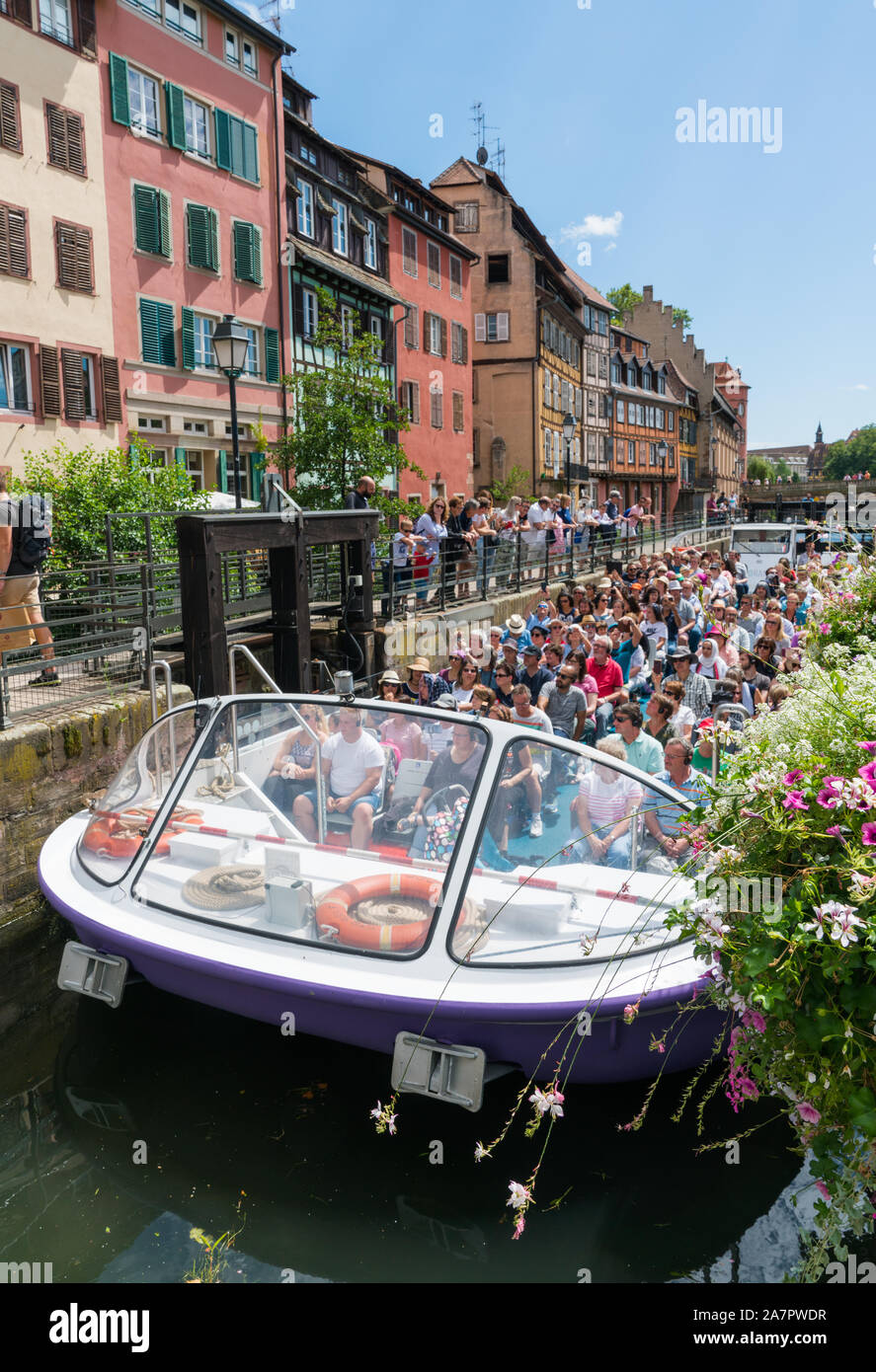 Straßburg, Paris/Frankreich - 10. August 2019: Sightseeing Kreuzfahrt in Straßburg mit Passagierschiff, die durch den Fluss Schlösser auf den Kanälen in Stockfoto