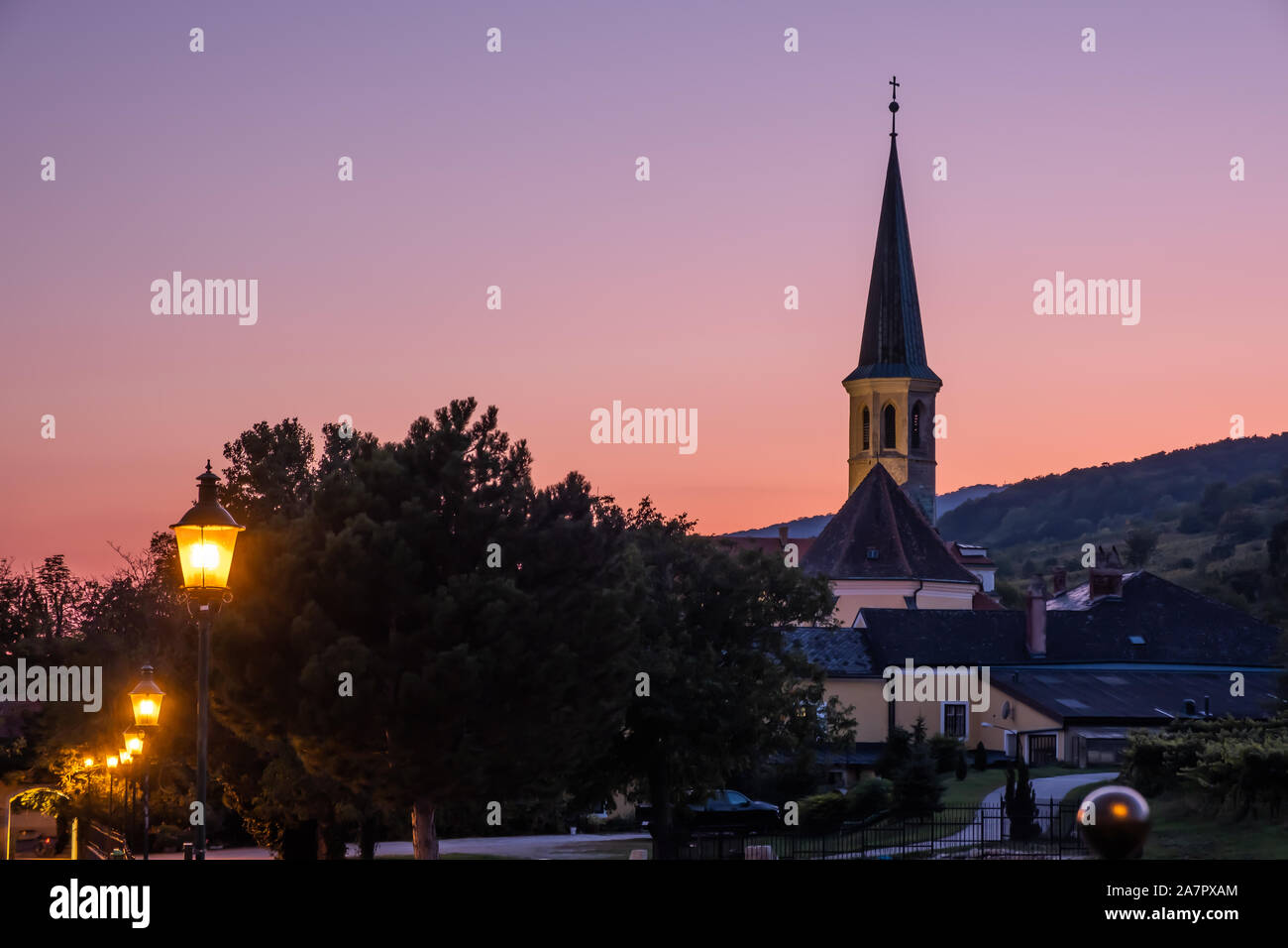 Ansicht der Pfarrei Orthodoxe Kirche in den Abend in Gumpoldskirchen, Niederösterreich, Österreich. Stockfoto
