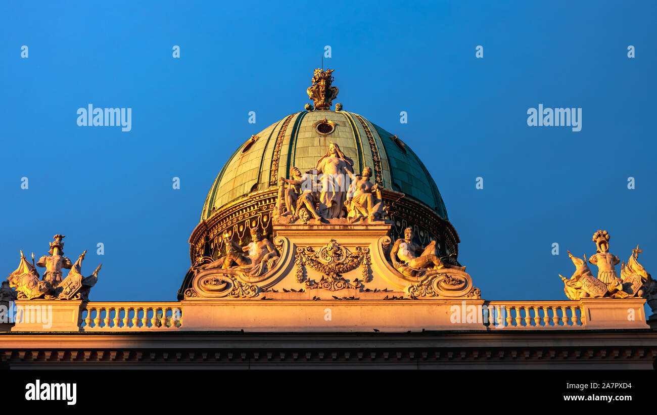 Dome Reichskanzleitrakt Michaelertrakt der Hofburg, ehemalige kaiserliche Palast der Habsburger Herrscher Stockfoto