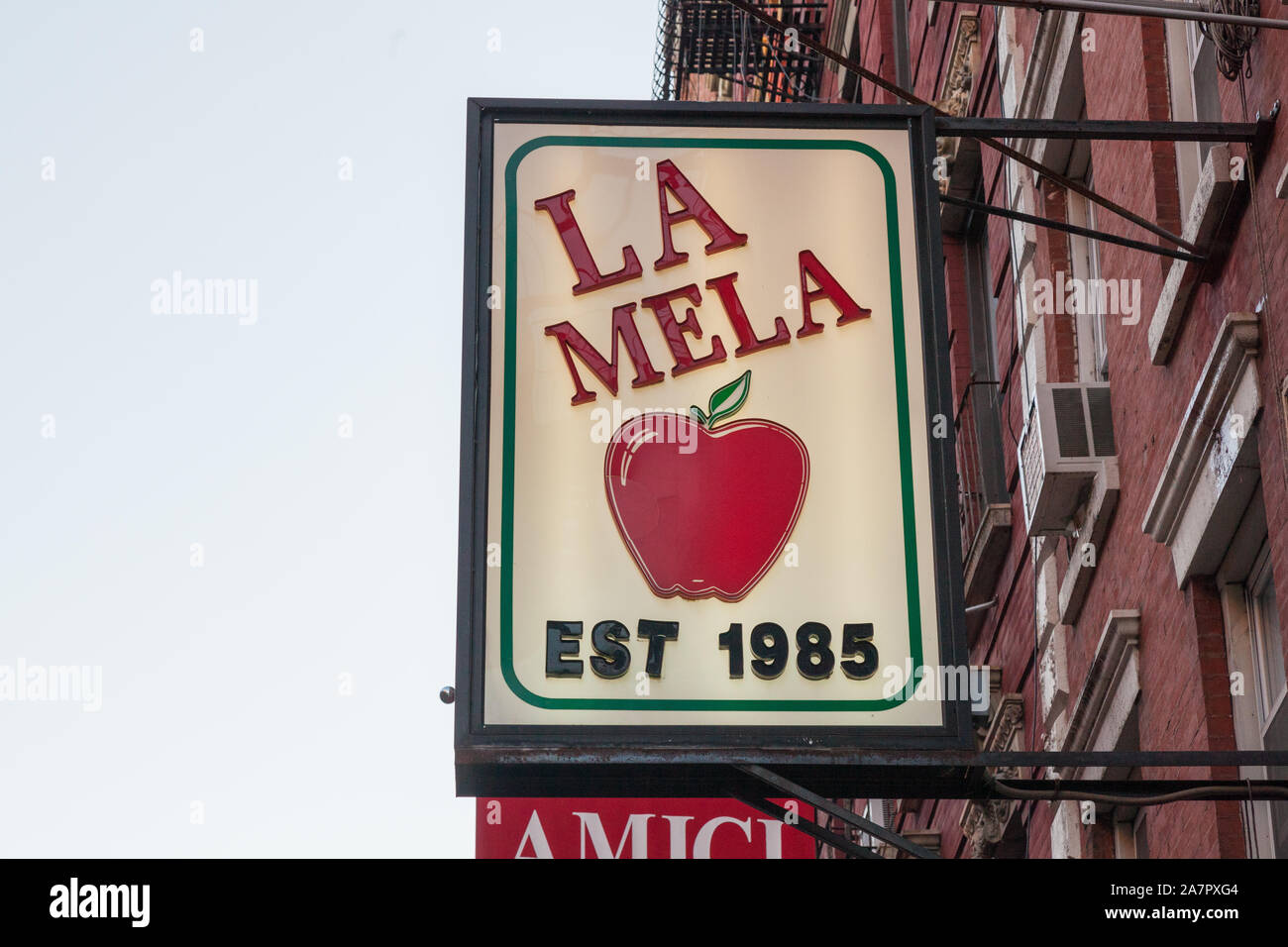 Zeichen für La Mela italienisches Restaurant, Little Italy, New York City, Vereinigte Staaten von Amerika. Stockfoto