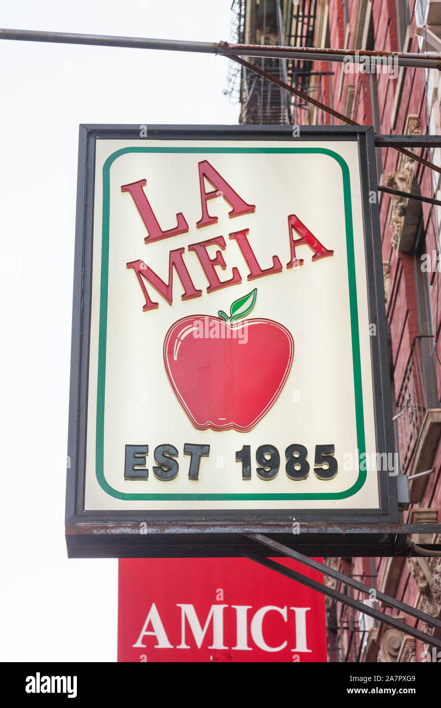 Zeichen für La Mela italienisches Restaurant, Little Italy, New York City, Vereinigte Staaten von Amerika. Stockfoto