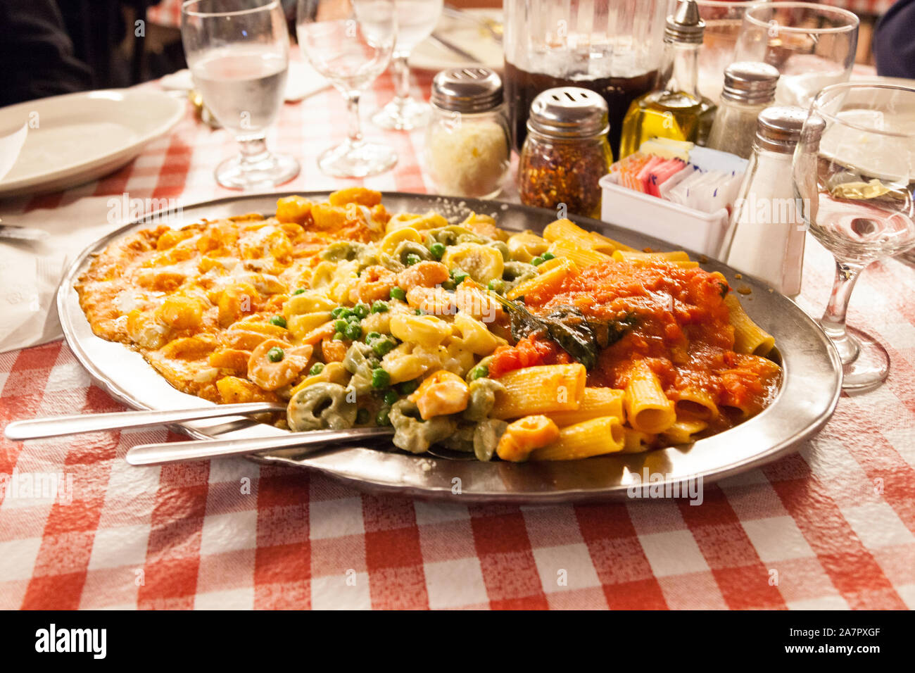 Teller Pasta bei La Mela italienisches Restaurant, Little Italy, New York City, Vereinigte Staaten von Amerika. Stockfoto