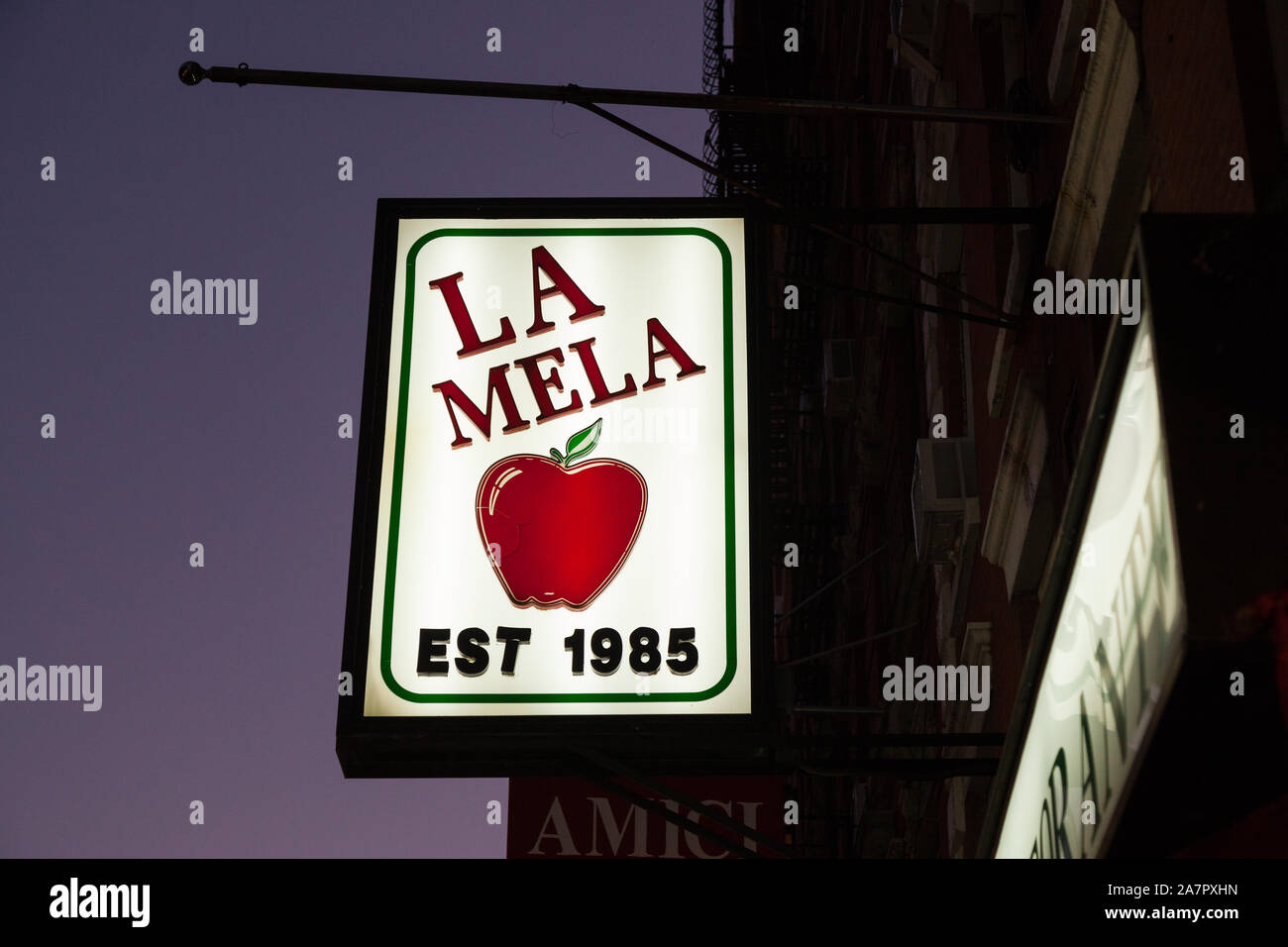 Zeichen für La Mela italienisches Restaurant, Little Italy, New York City, Vereinigte Staaten von Amerika. Stockfoto