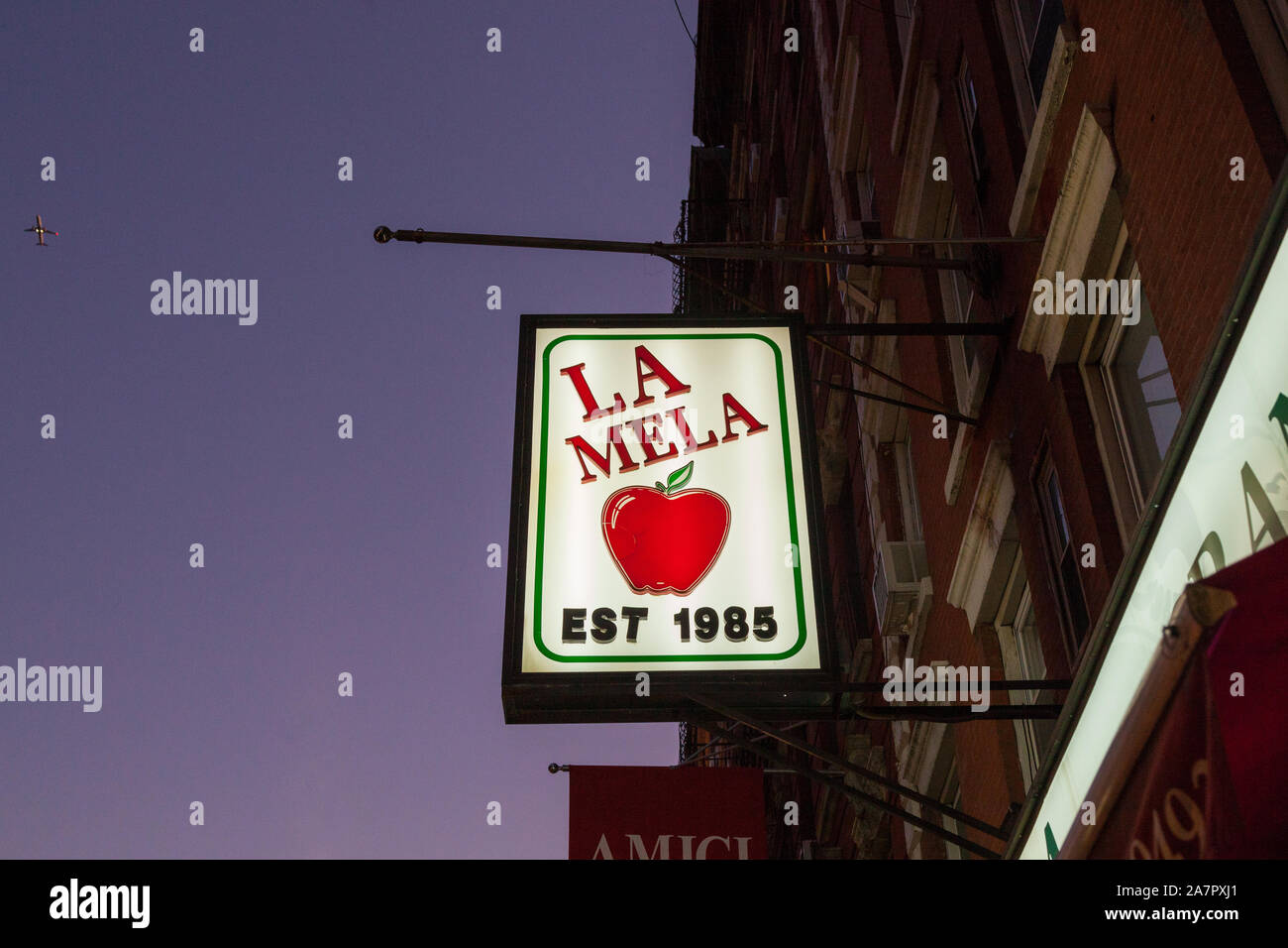 Zeichen für La Mela italienisches Restaurant, Little Italy, New York City, Vereinigte Staaten von Amerika. Stockfoto