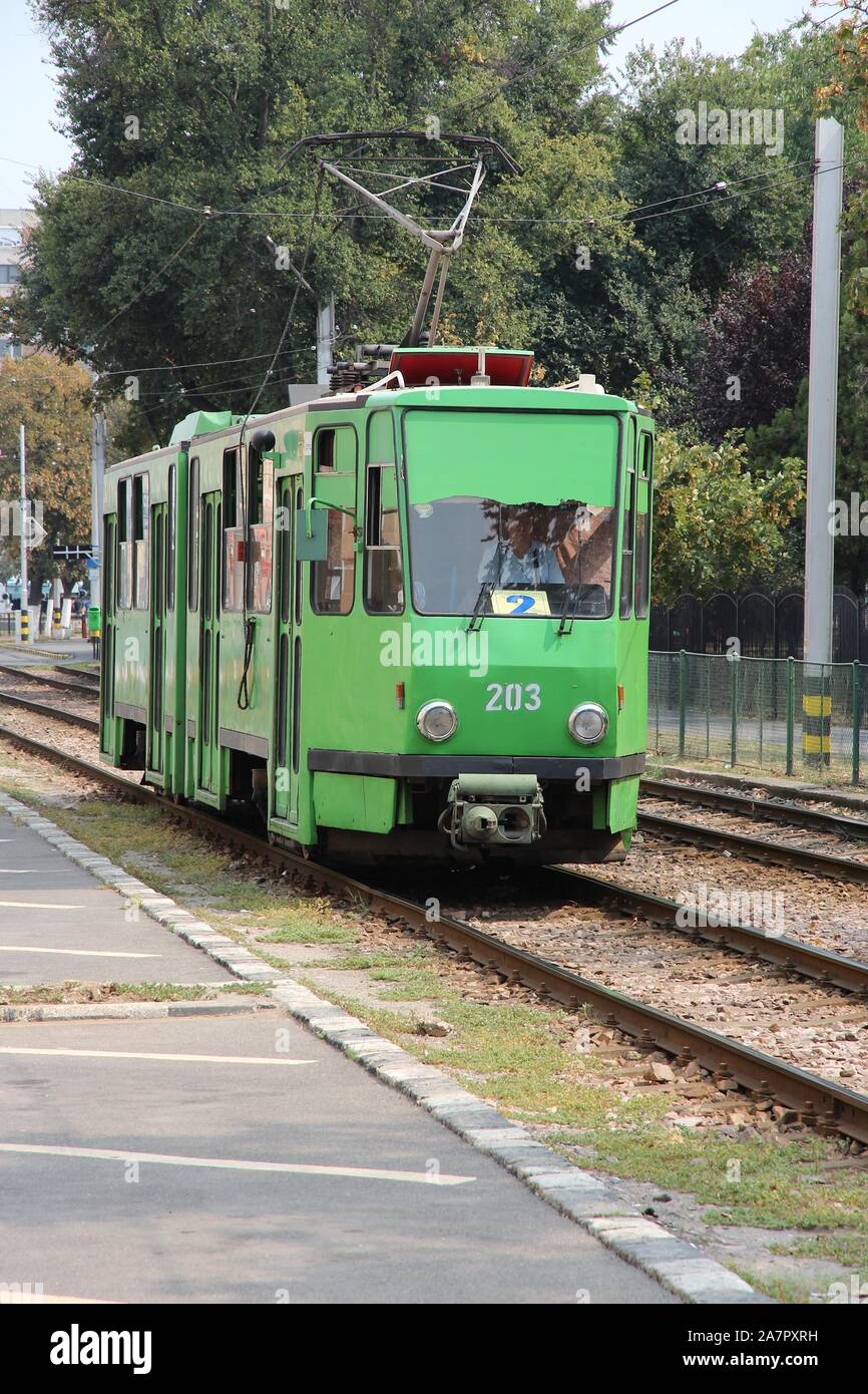 ORADEA, Rumänien - 26 AUGUST, 2012: die Menschen fahren die öffentlichen Straßenbahn in Oradea, Rumänien. Es ist die 10. größte Stadt in Rumänien mit 196,367 Einwohnern. Stockfoto