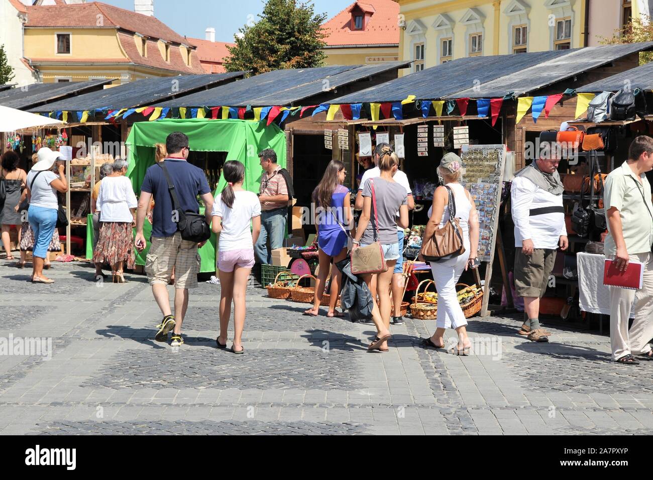 SIBIU, Rumänien - 24 AUGUST, 2012: die Menschen besuchen sie die mittelalterliche Messe Hauptplatz in Hermannstadt. Rumänien hatte 1,911,800 ausländische Besucher in 2014. Stockfoto