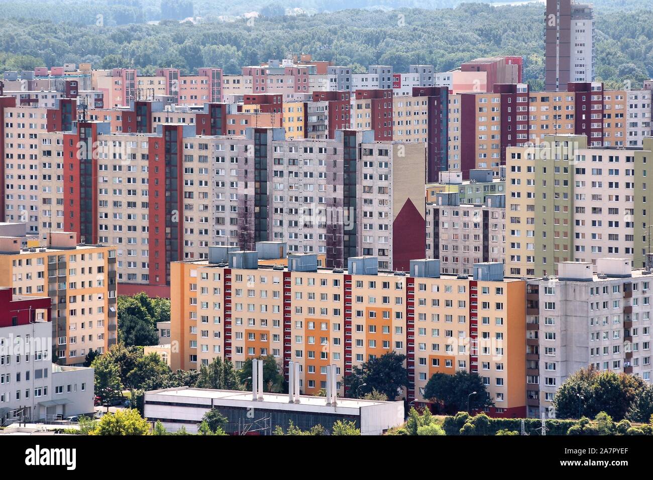 Konkrete Wohn- Dschungel - Hohes düsteres Apartment Gebäude in Bratislava, Slowakei. Stockfoto